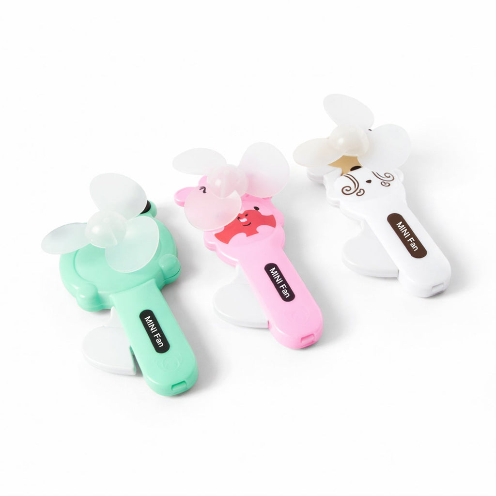 Lightweight pocket-sized fan with manual operation for summer cooling