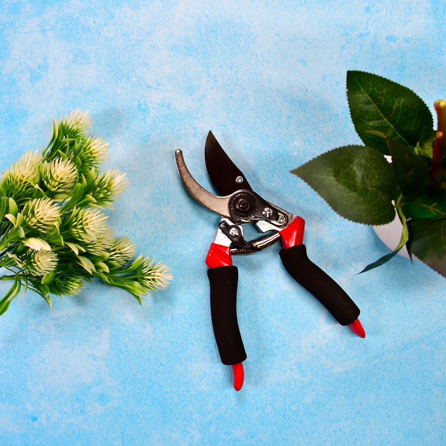 Red 21cm garden pruning shears with ergonomic handle.
