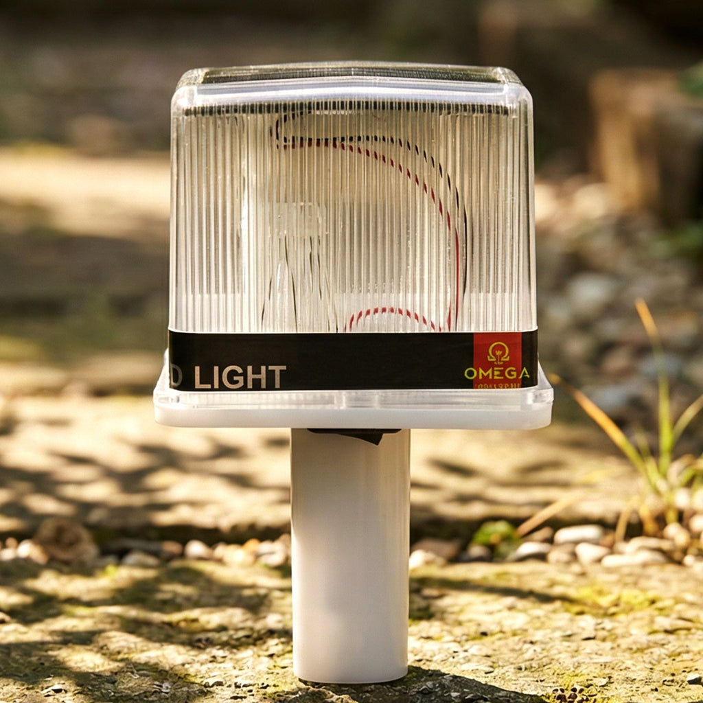 Outdoor weatherproof solar warning flash light with high visibility