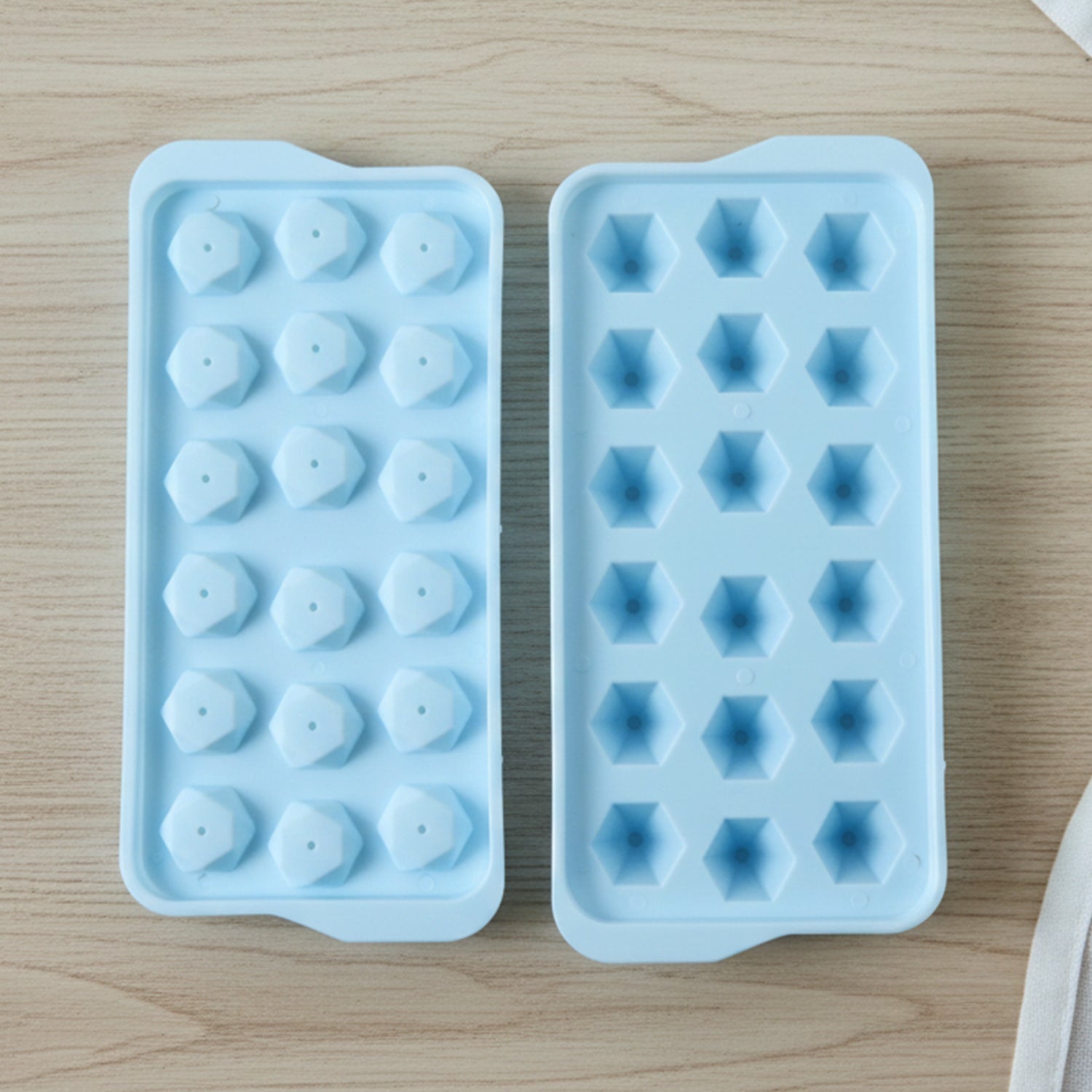 Multi-grid plastic ice cube tray for quick freezing of ice cubes