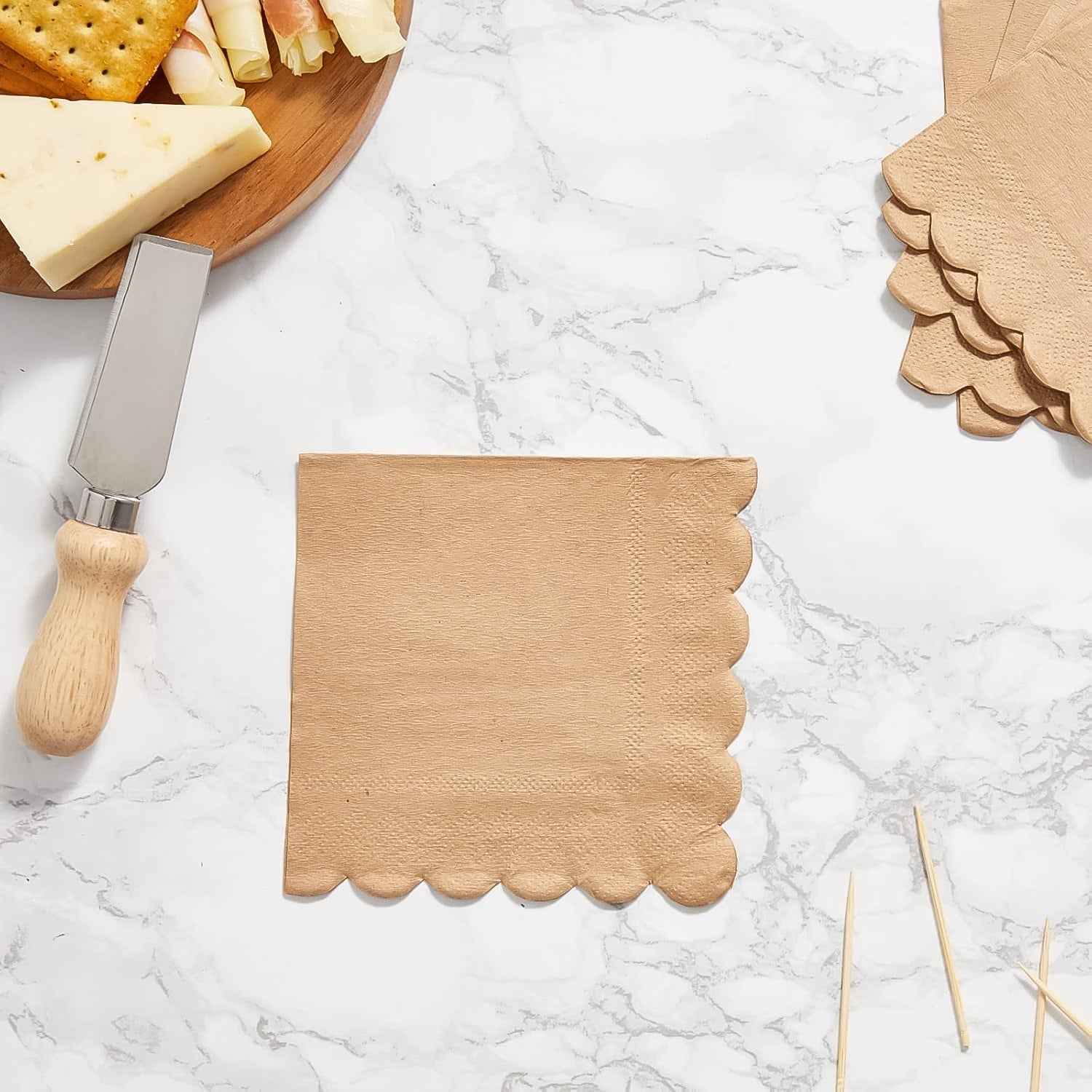 Strong 2-ply scalloped disposable paper napkins in brown and white