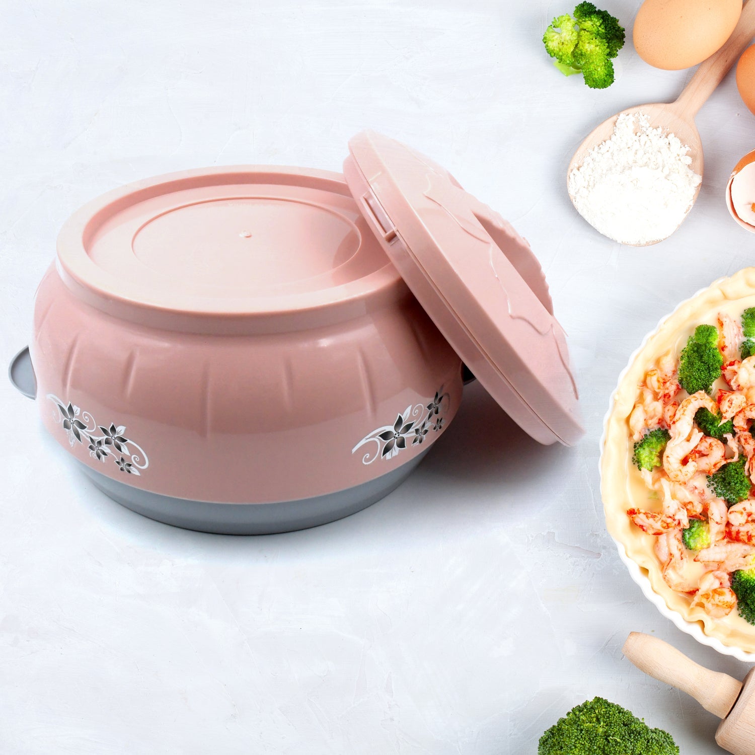 This 4500ml insulated casserole features easy-grip handles for convenient serving.