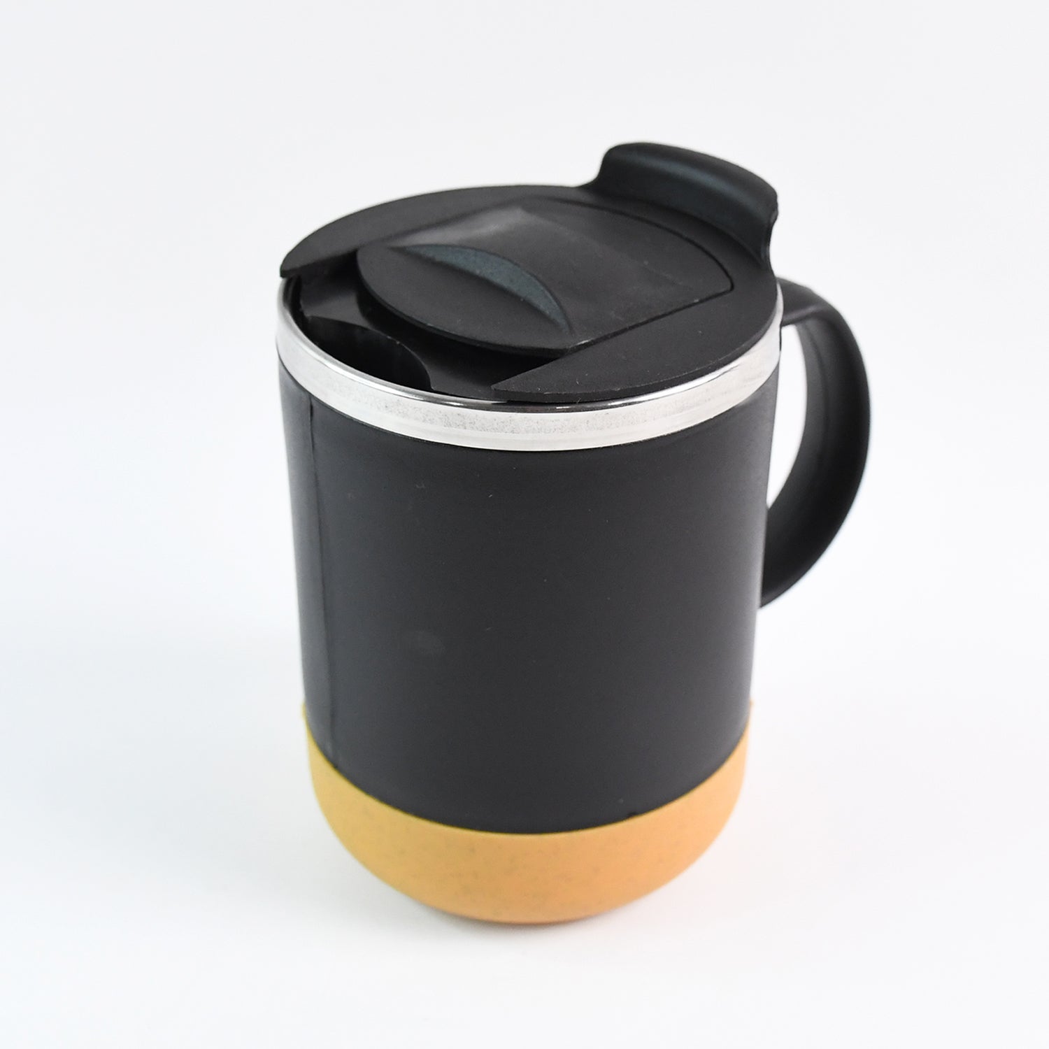 Ergonomic handle insulated coffee mug for comfortable grip on commute