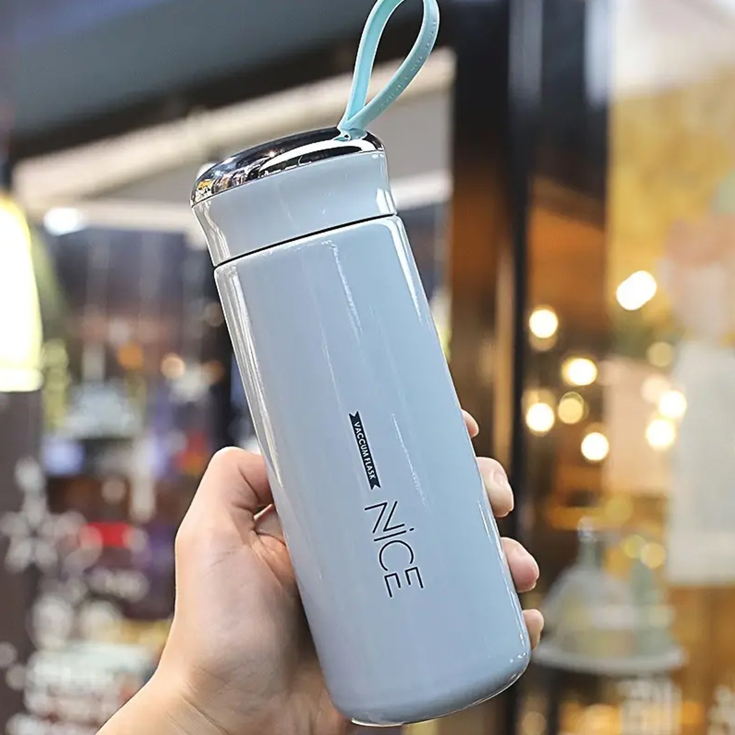 Ergonomic glass water bottle with a minimalist design, perfect for eco-conscious hydration on the go.