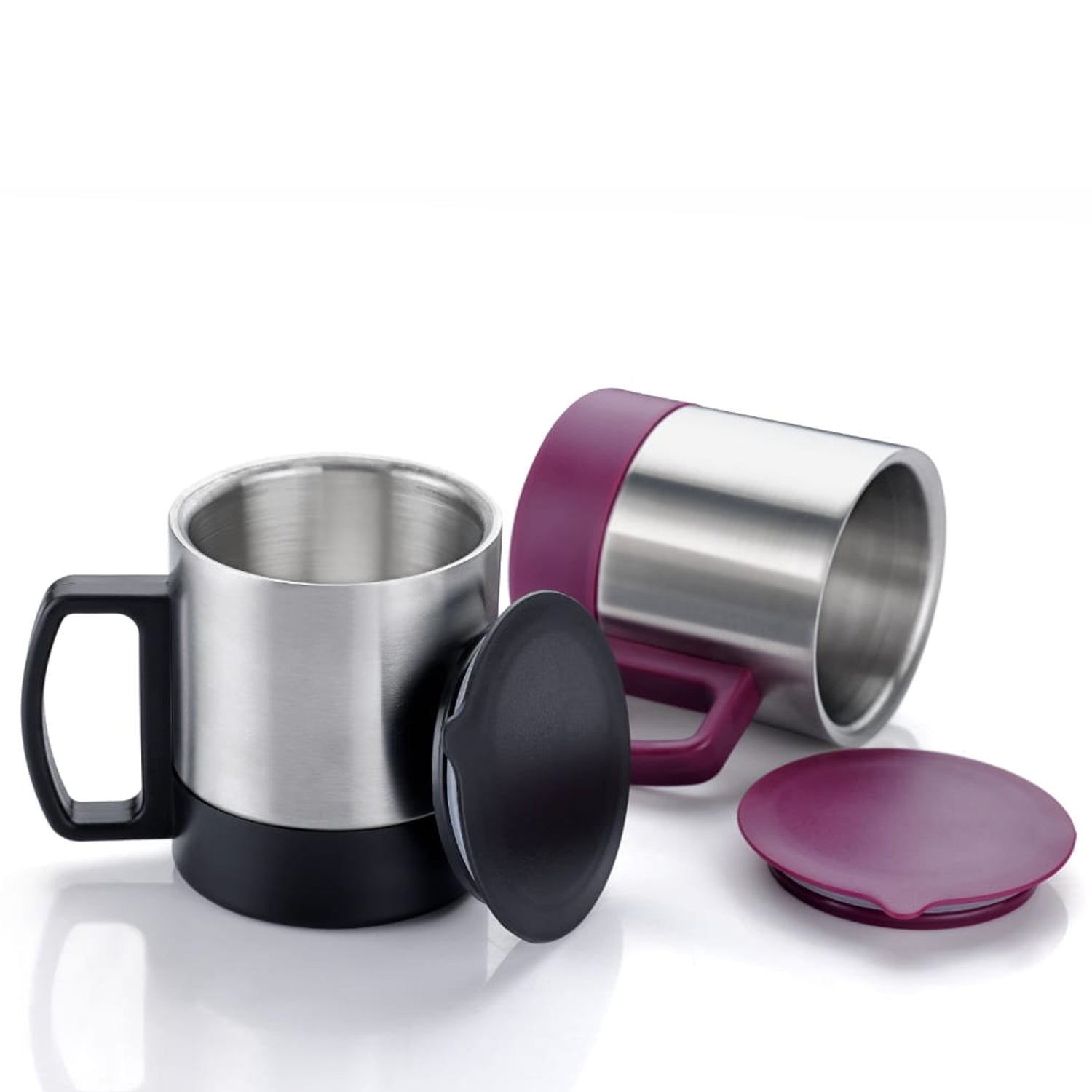 Close-up of the secure, spill-proof lid with a silicone seal on the stainless steel mug.