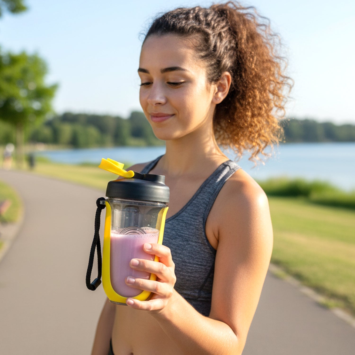 Fitness drink mixer with handle, ideal for gym and outdoor activities