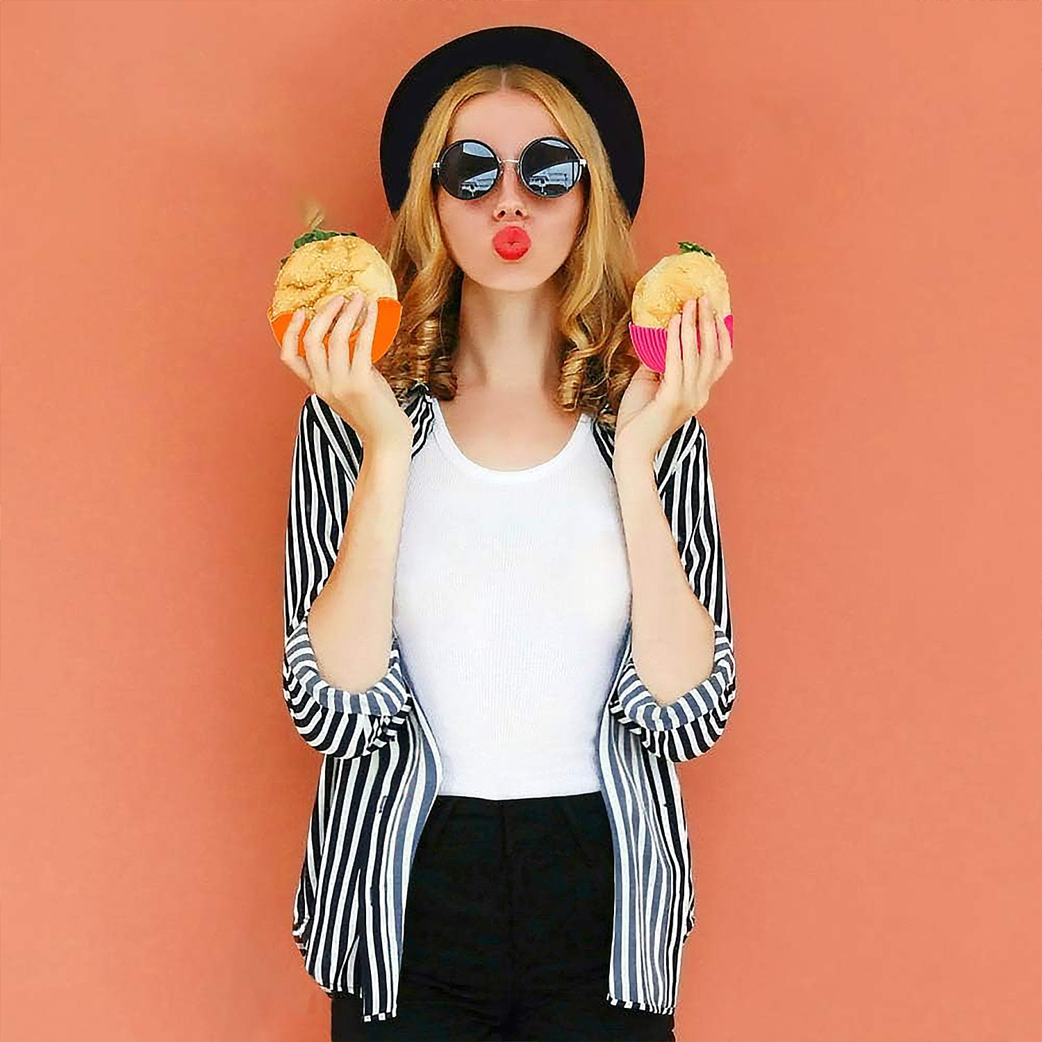 Mess-free eating with the silicone burger bun shell, catching crumbs.