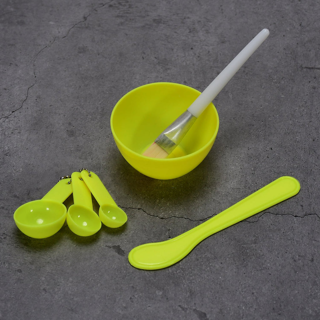 Practical and lightweight facial mask bowl set for daily use.