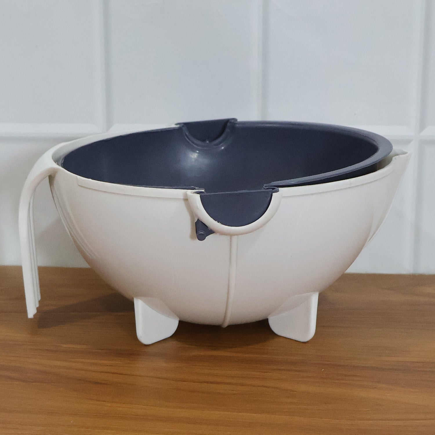 Strainer bowl for rinsing fruits and vegetables