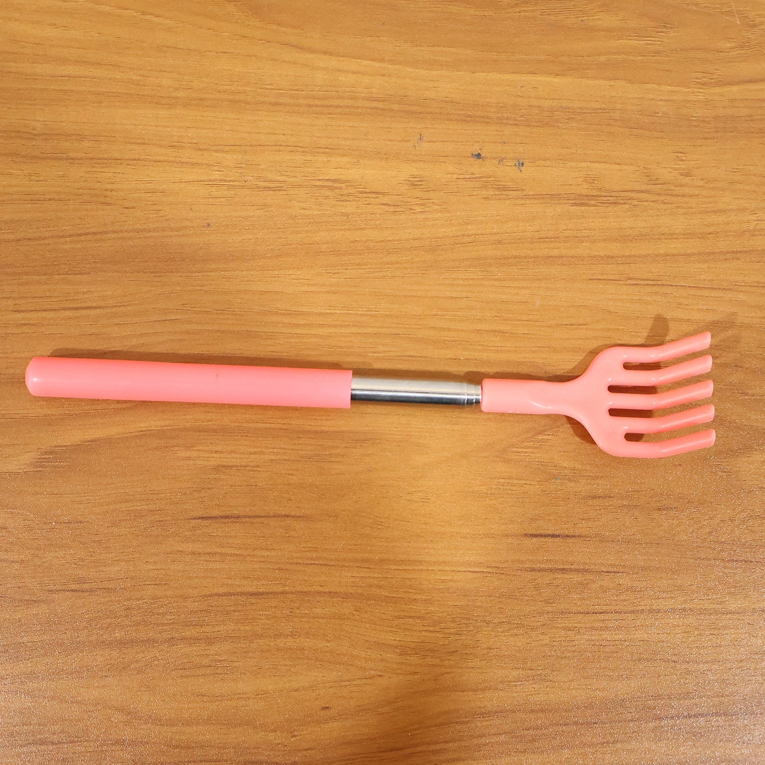 Khujli Stick back scratcher with its product packaging and included accessories.