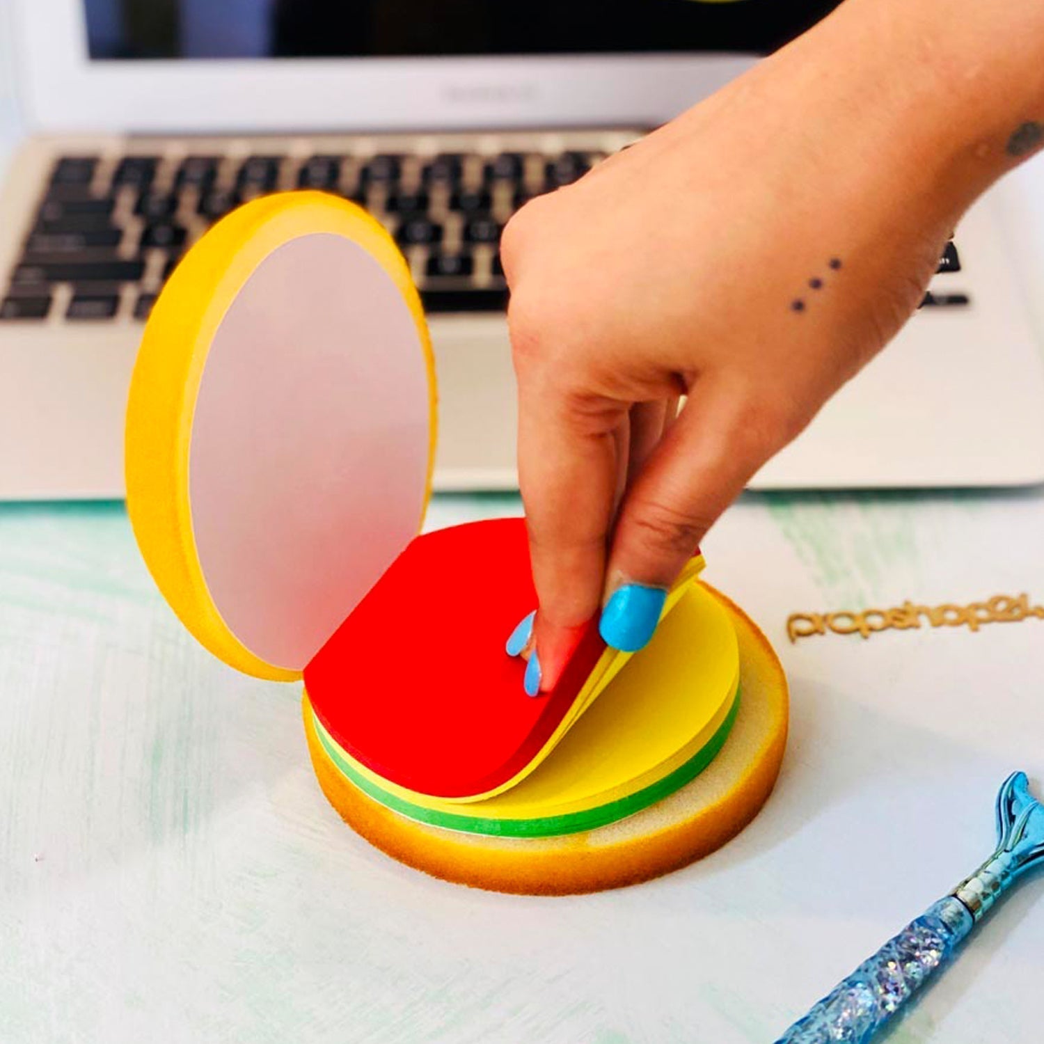 Burger-shaped sticky notes packaging, showcasing the vibrant multicolor sheets within.
