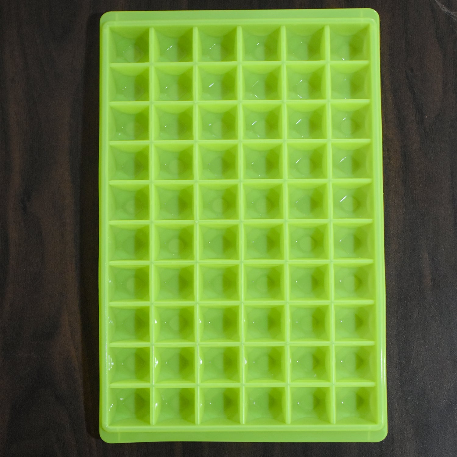 Refreshing drinks with perfectly formed ice cubes made from the 60-cavity ice maker.