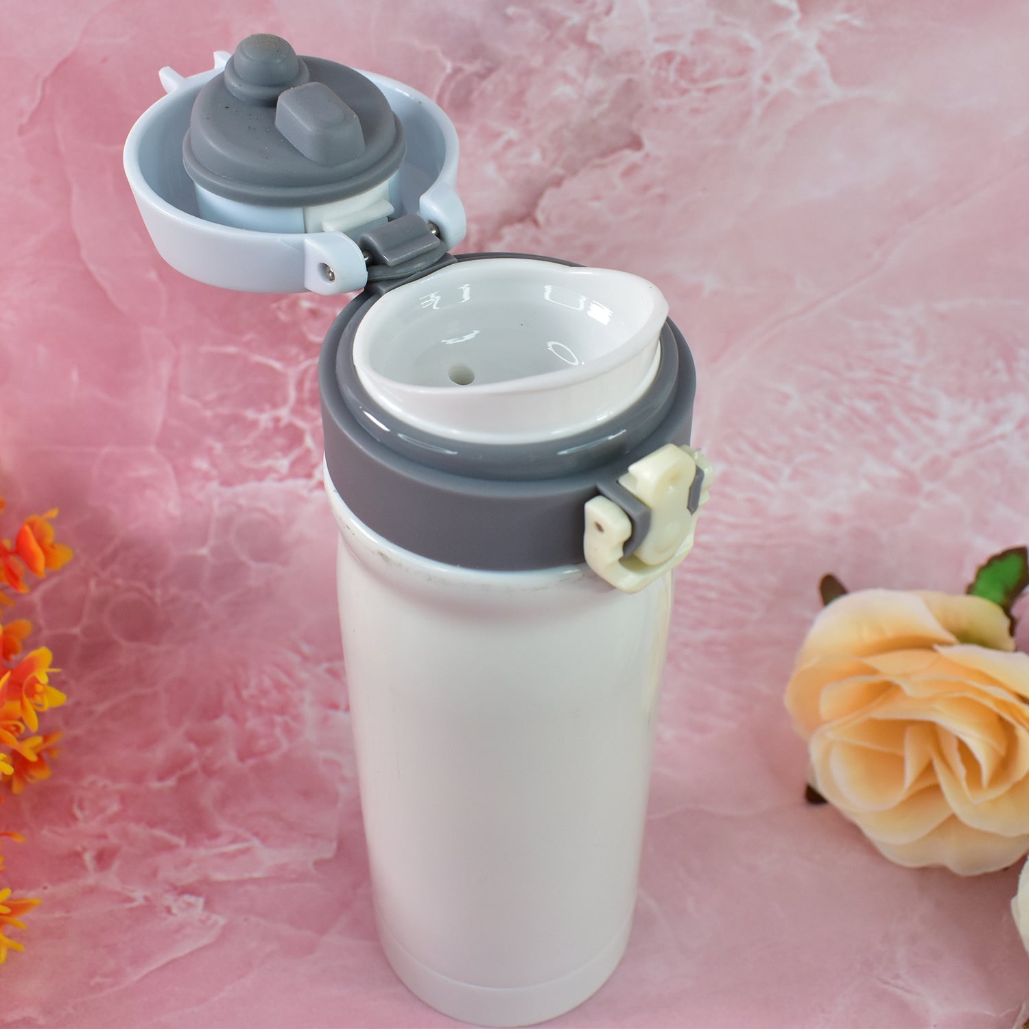 Lifestyle shot of the stainless steel bottle for kids, placed on a school desk.