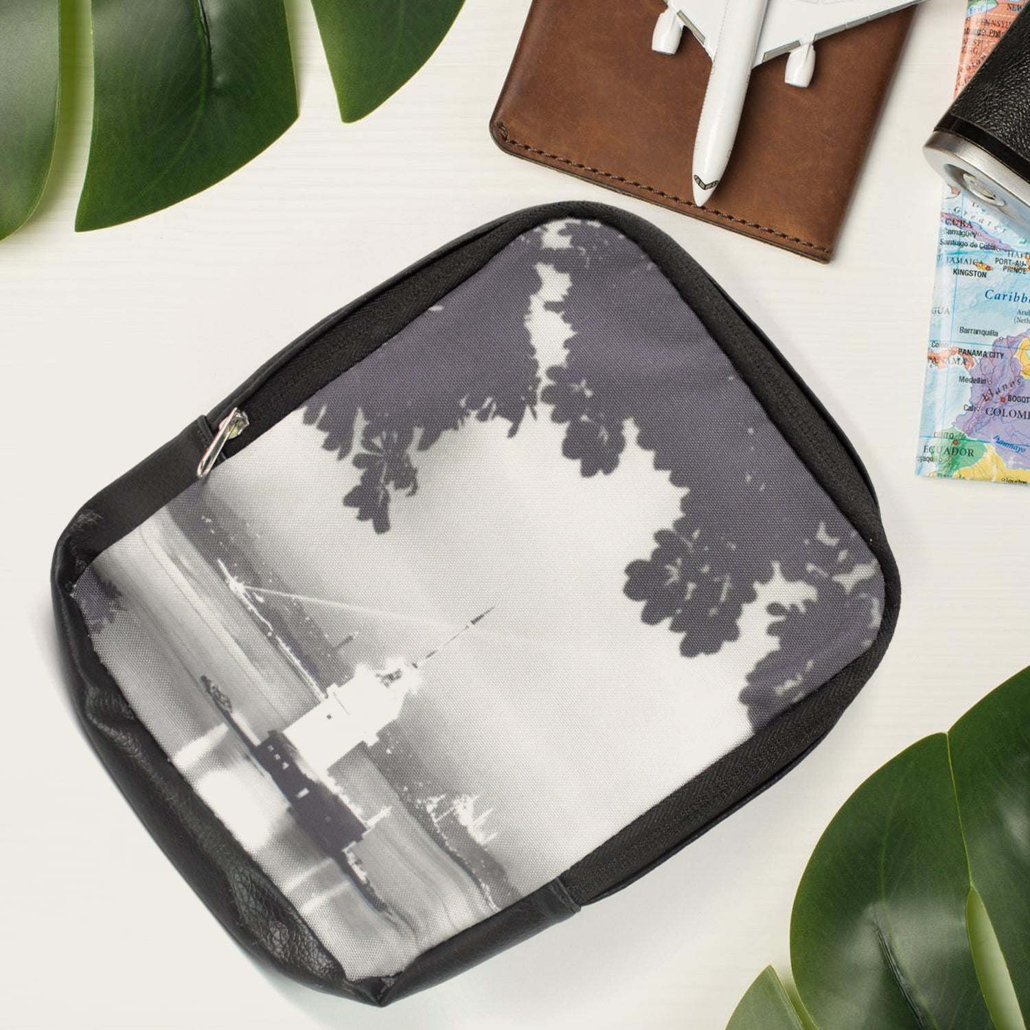 Glimmerly Period Kit Bag with a compact design, suitable for carrying essentials discreetly.