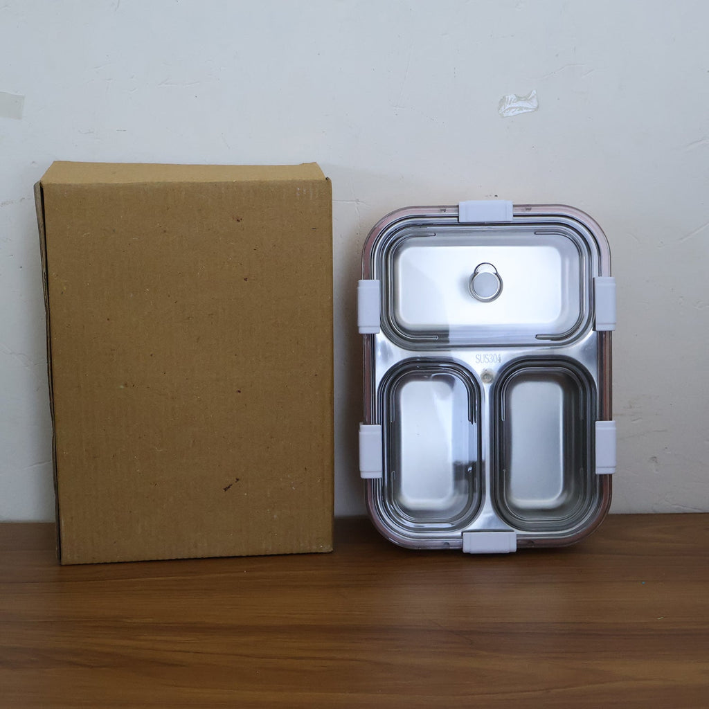 Detail of the steam-release vent on the transparent lid of the tiffin box.