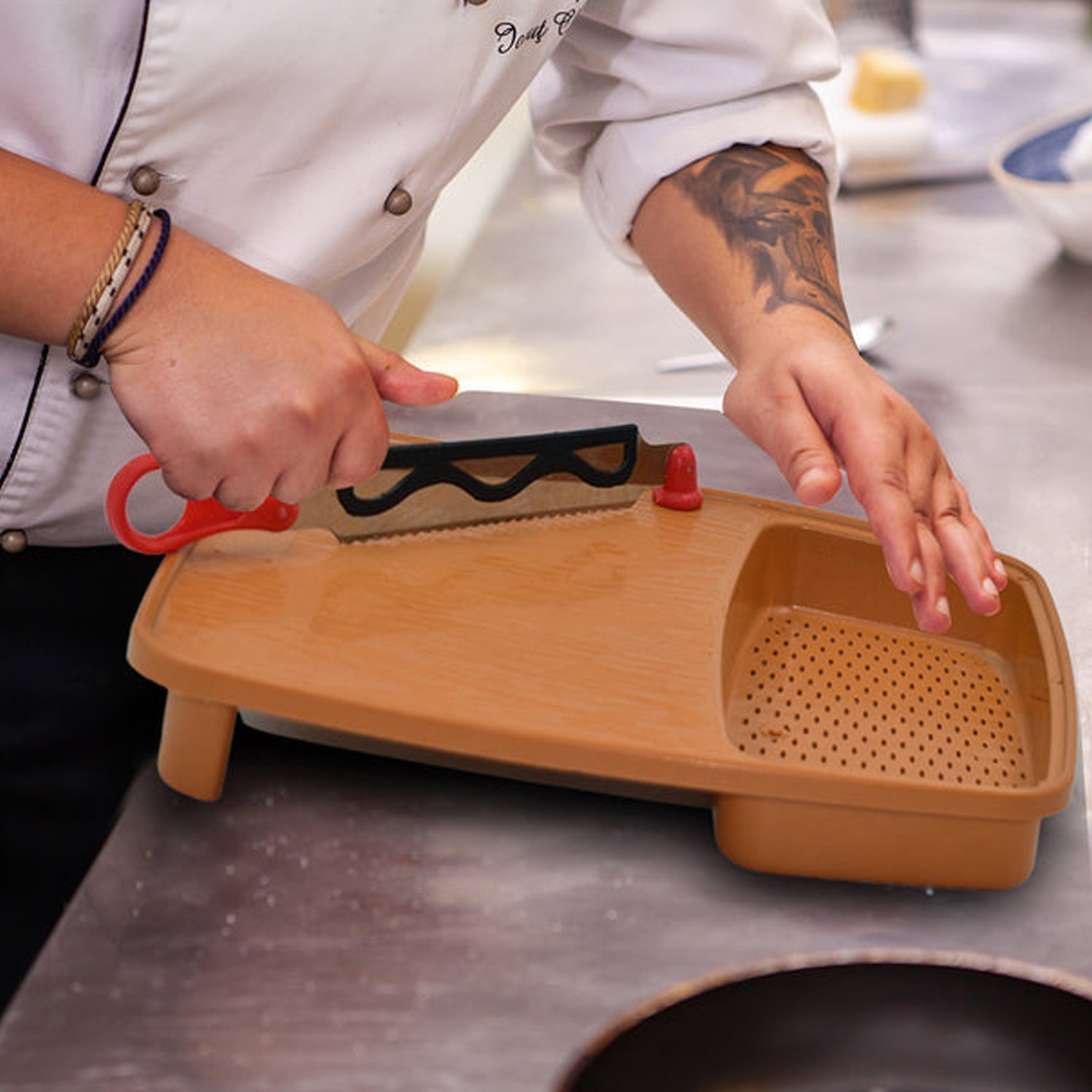 Innovative Cut & Wash Box with a removable tray, making fruit and vegetable rinsing easy.