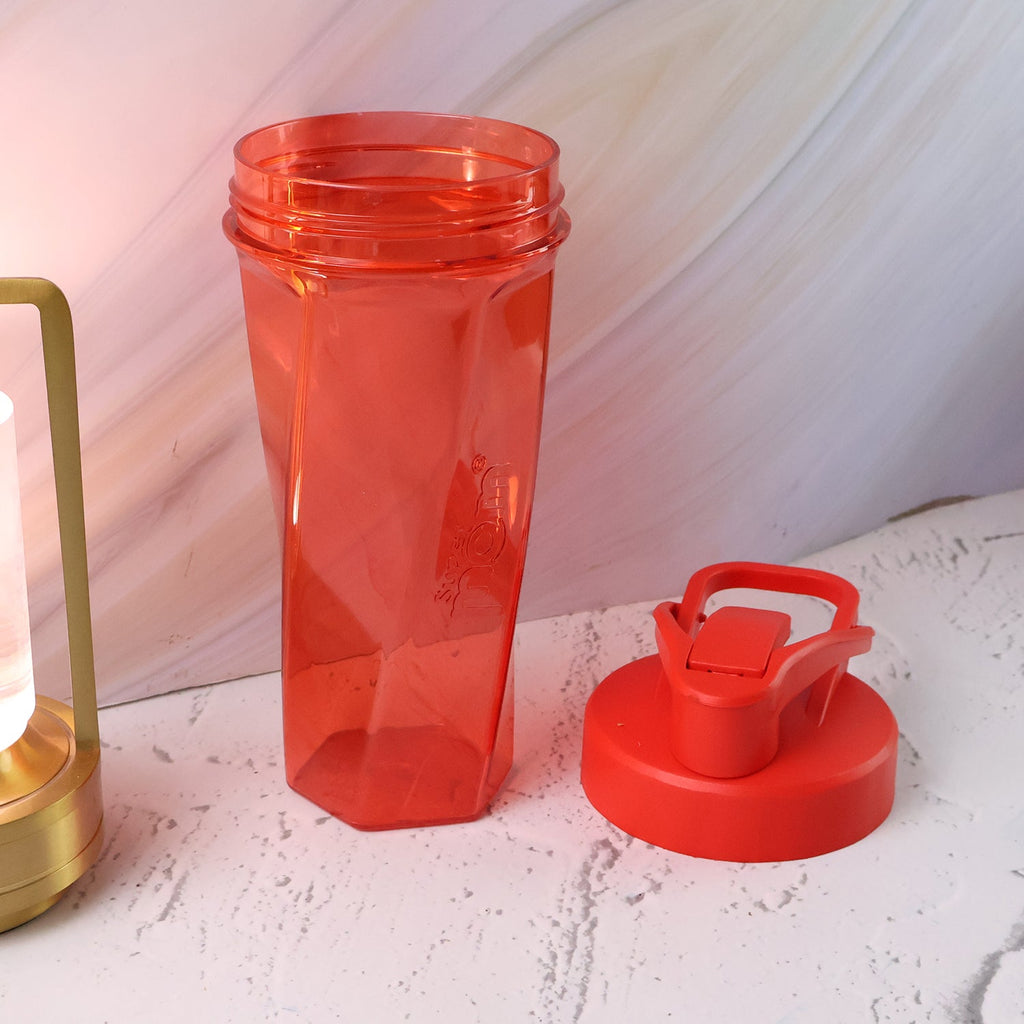 Non-electric protein shaker bottle with hand crank mixer