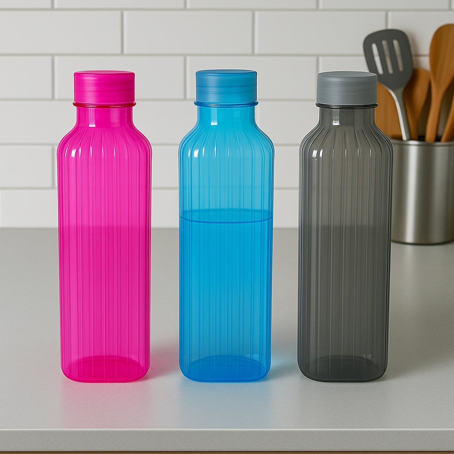 Transparent fridge water bottle in BPA-free plastic with ribbed design