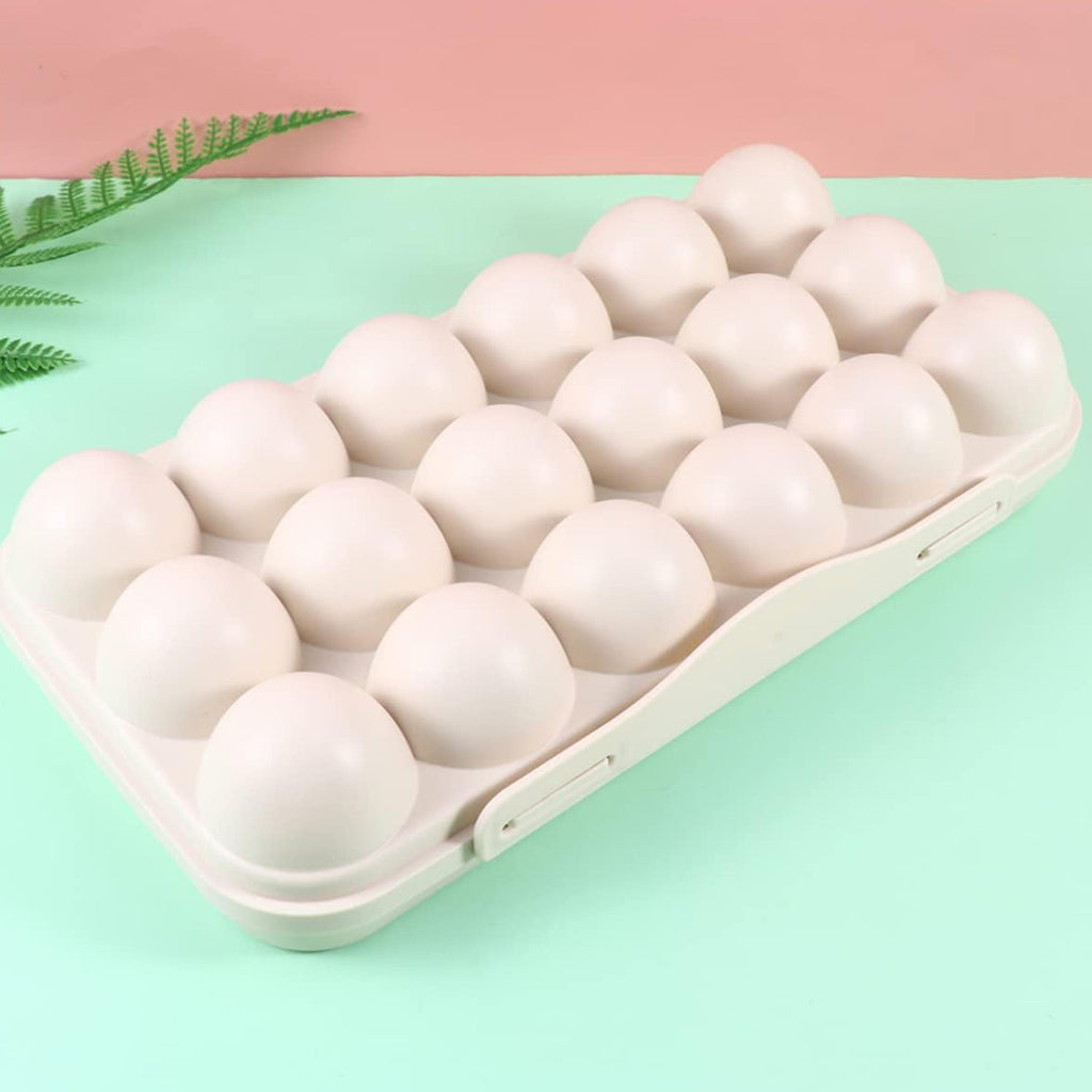 Hand demonstrating the easy-to-open buckle of the shock-proof egg container.
