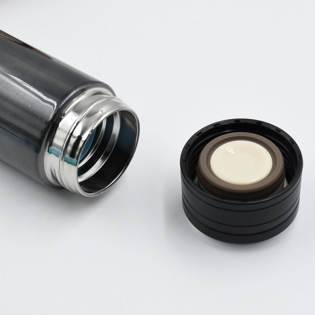 Portable stainless steel thermos bottle for hot and cold drinks