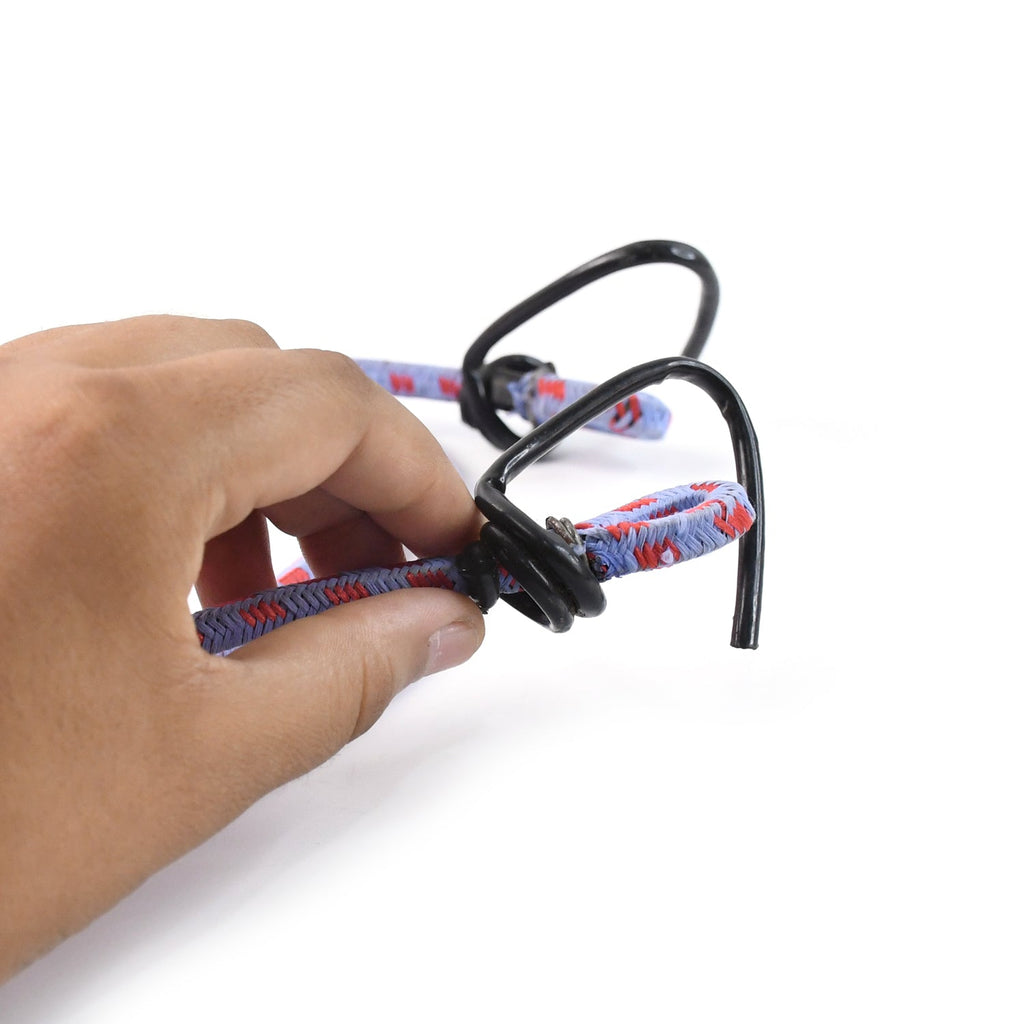 Detail view of the strong plastic clasp hooks attached to the elastic luggage cord.