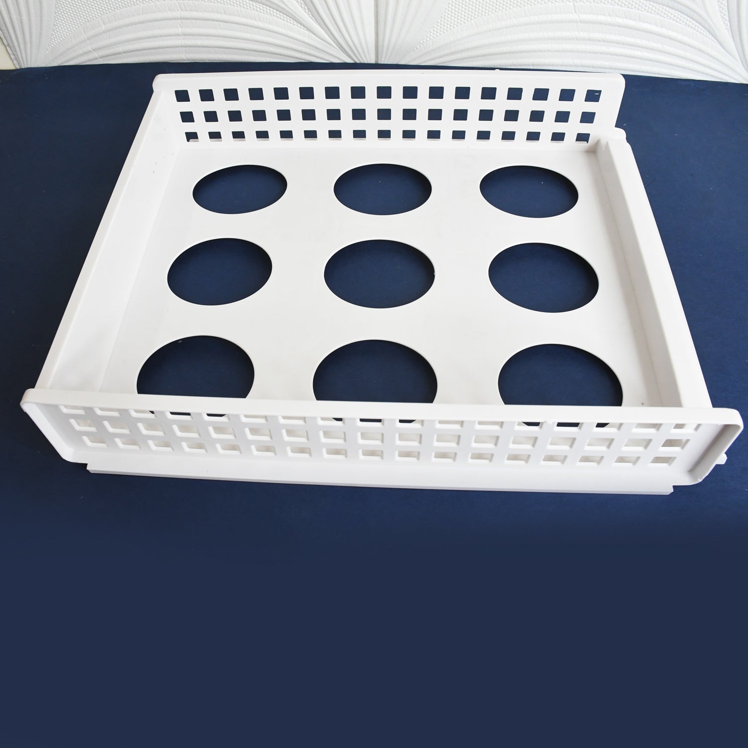 Image showing the 35 cm length and 28 cm width dimensions of the clothes organizer board.