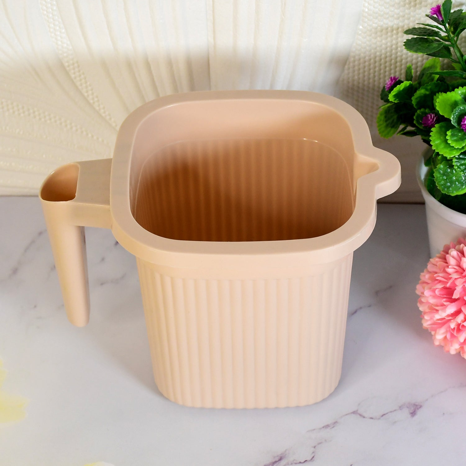 Clear square bath mugs filled with water, highlighting their 1000ml capacity.