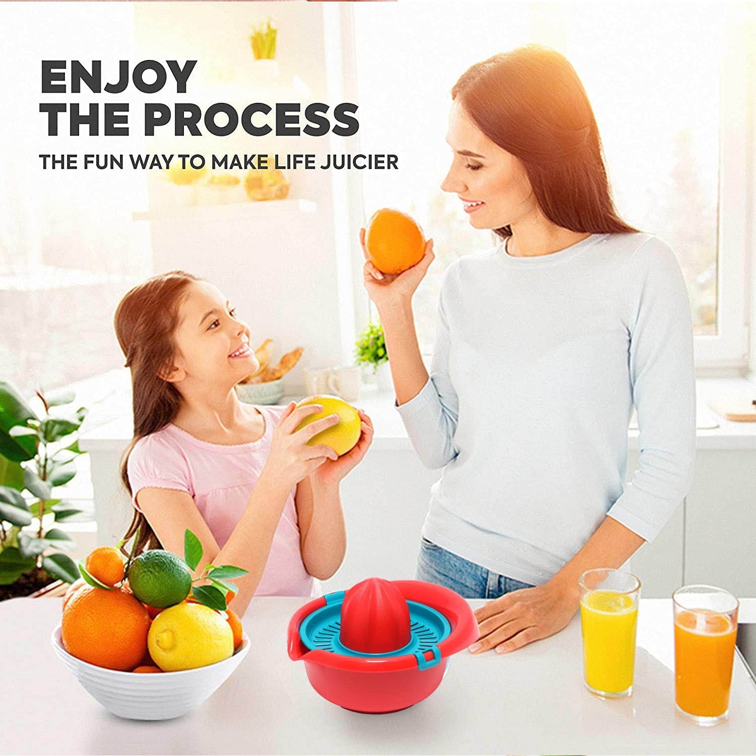 Ergonomic design of the manual juicer, showcasing comfortable handle.