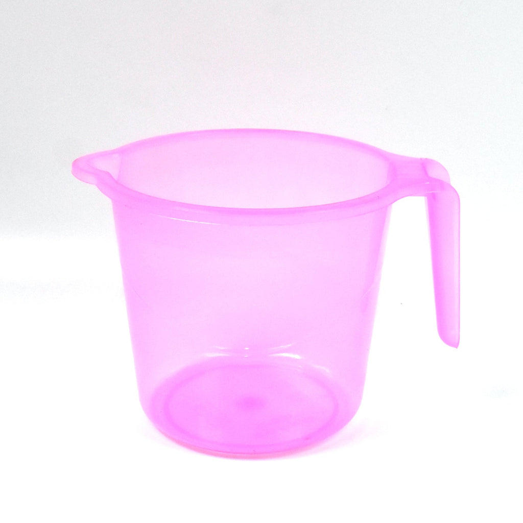 The 1200ml bath water mug filled with water, demonstrating its large capacity for bathing.