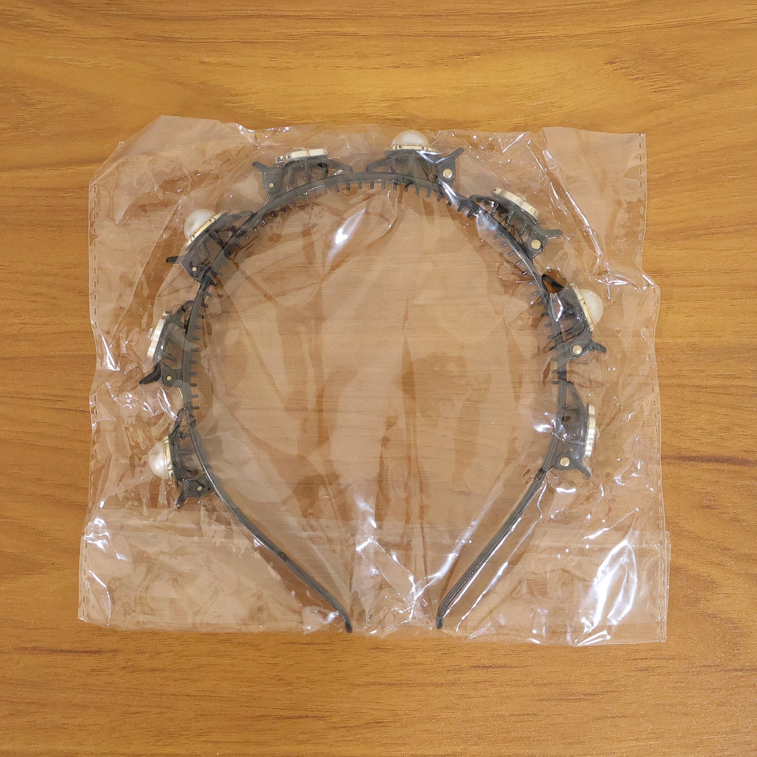 Versatile pearl hair accessory for casual and party wear