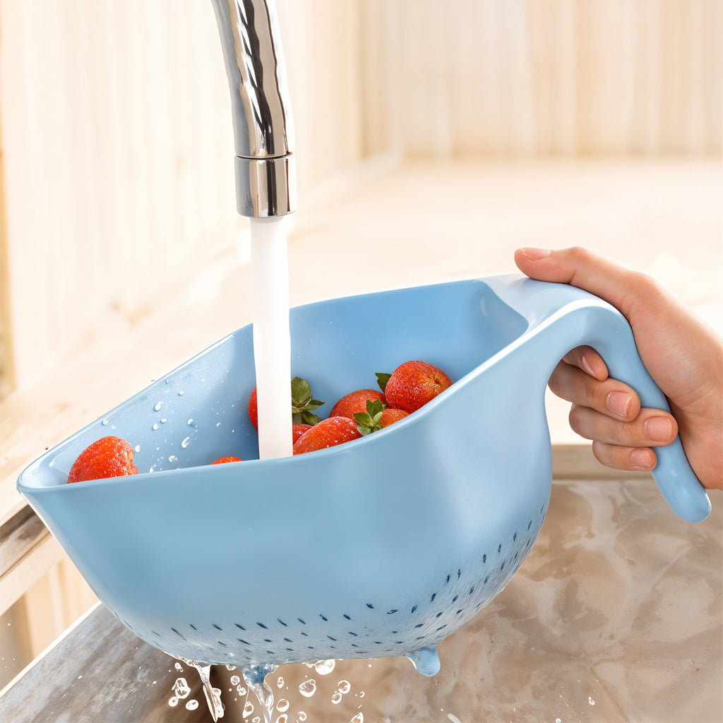 Ergonomic handle plastic colander bowl for controlled pouring