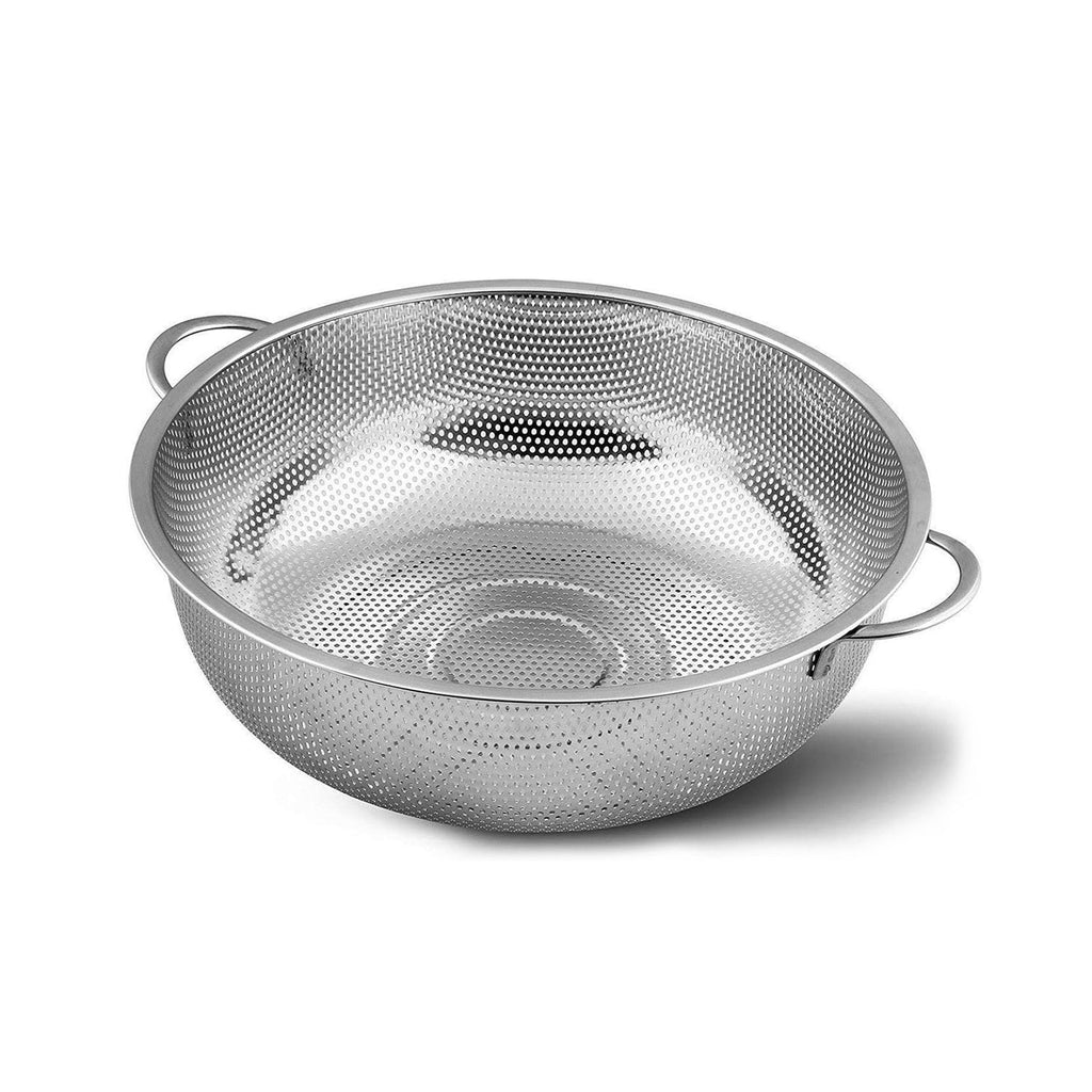 Close-up of the fine mesh colander effectively draining water from pasta.