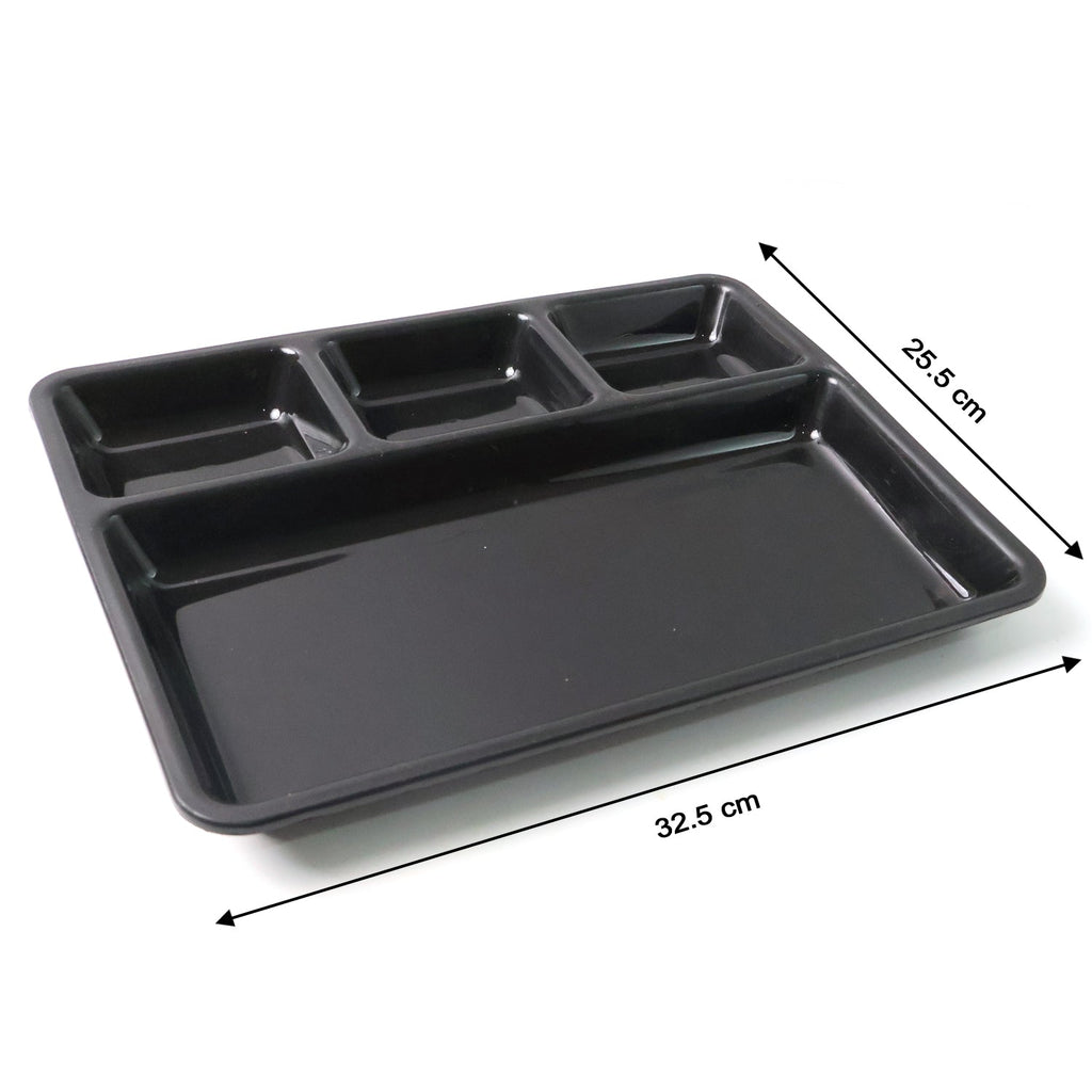 Lightweight and durable plastic rectangular 4-compartment food tray with sections.