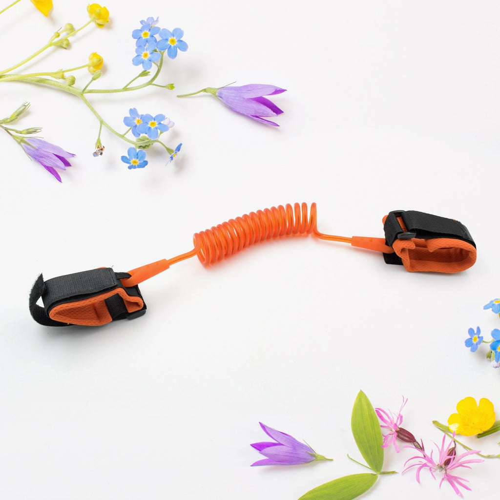 Illustration showing the 360-degree rotatable swivel clip of the kids harness.