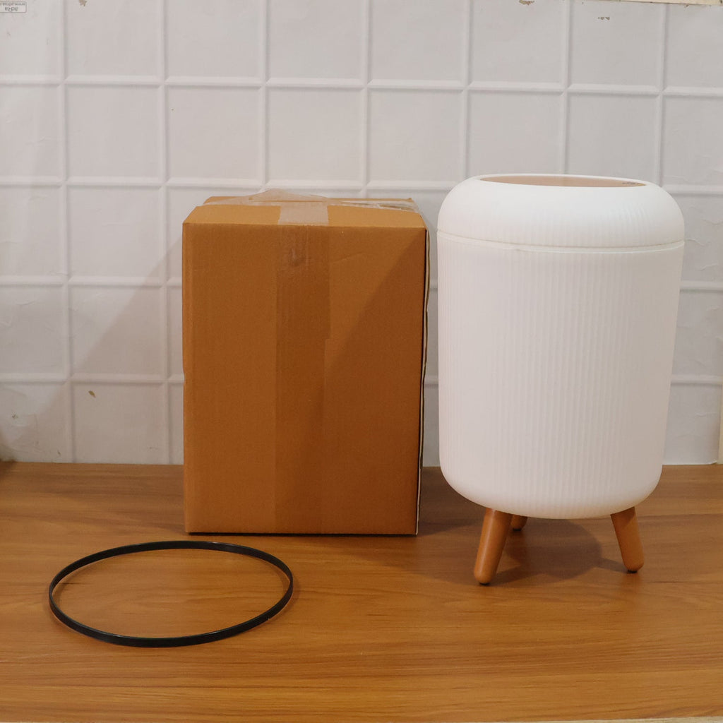 Small size indoor trash can suitable for dry waste disposal