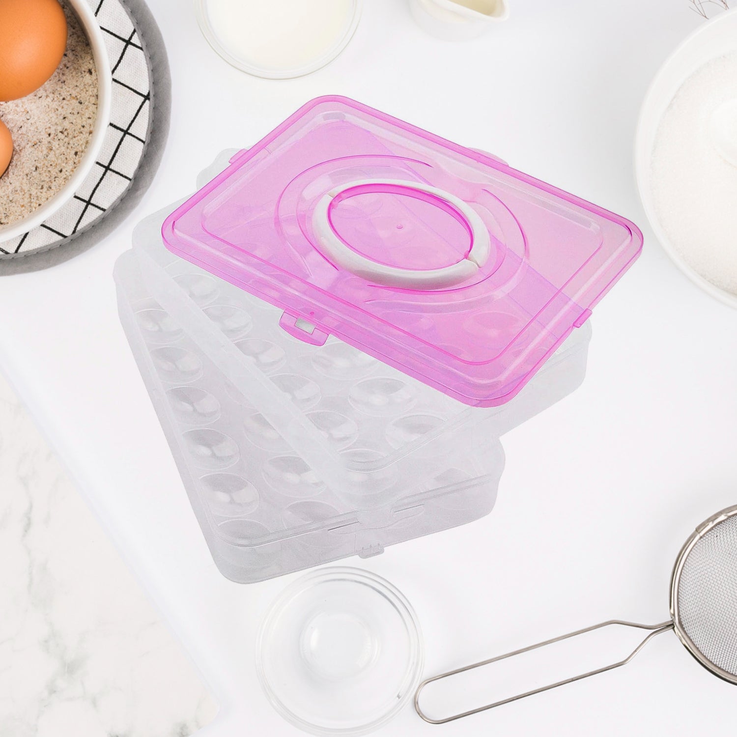 Ergonomic handle and transparent design of the Organivo egg storage box.