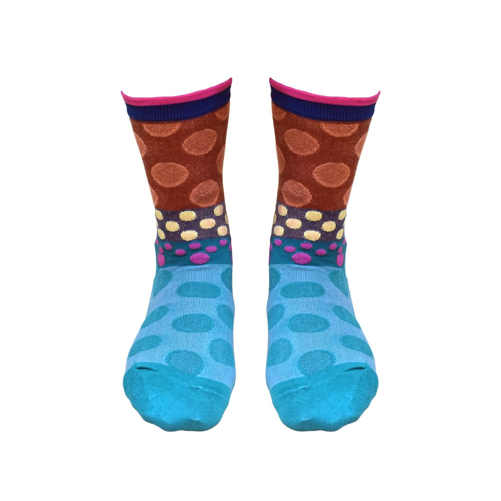 Stylish men's ankle length socks in a versatile shade, perfect for casual or active use.
