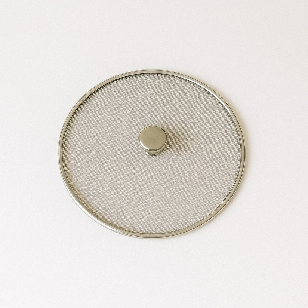 Stainless steel splatter guard with heat-resistant knob handle for safe use