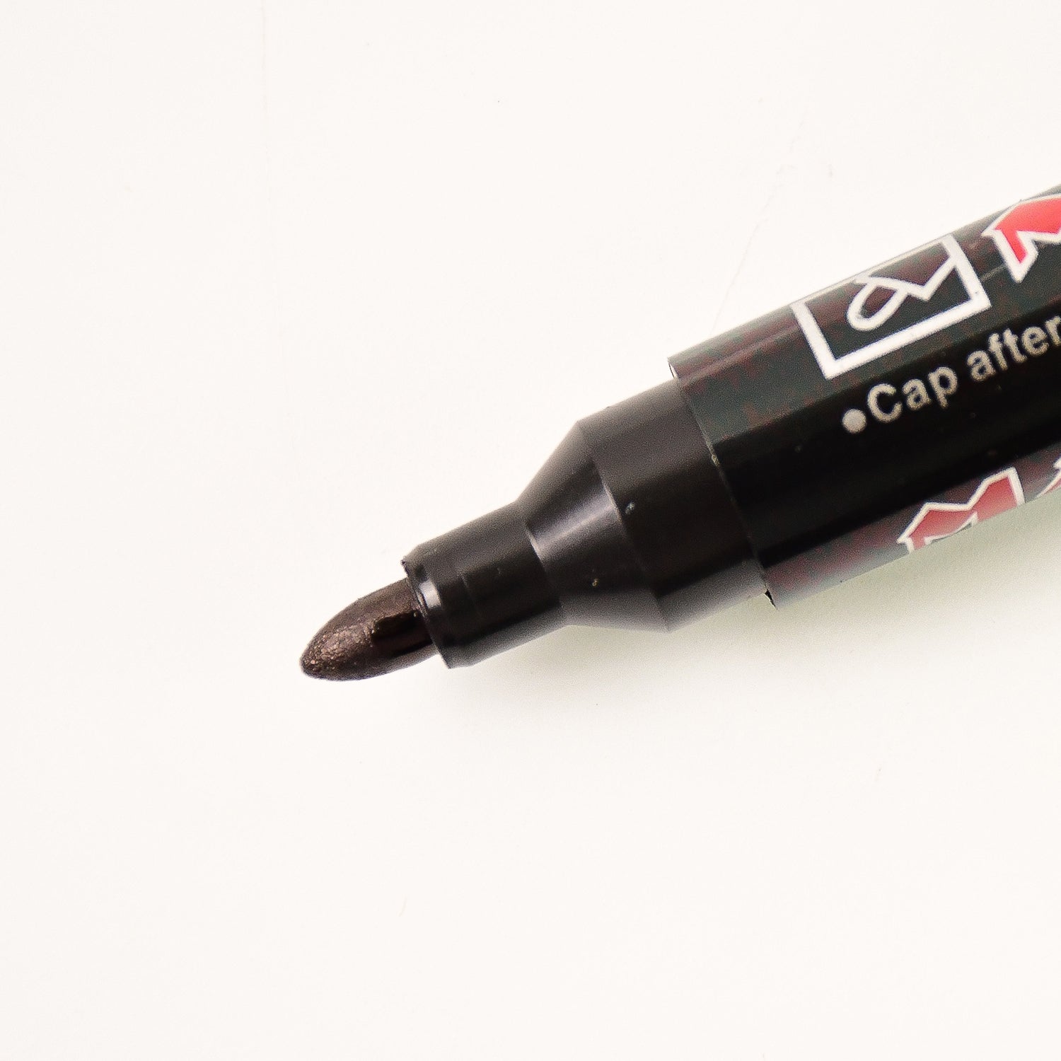 Refillable tip design of black whiteboard marker for long-term use