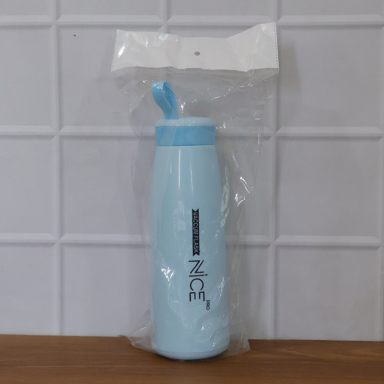 Reusable plastic bottle for hydration, suitable for cold beverages
