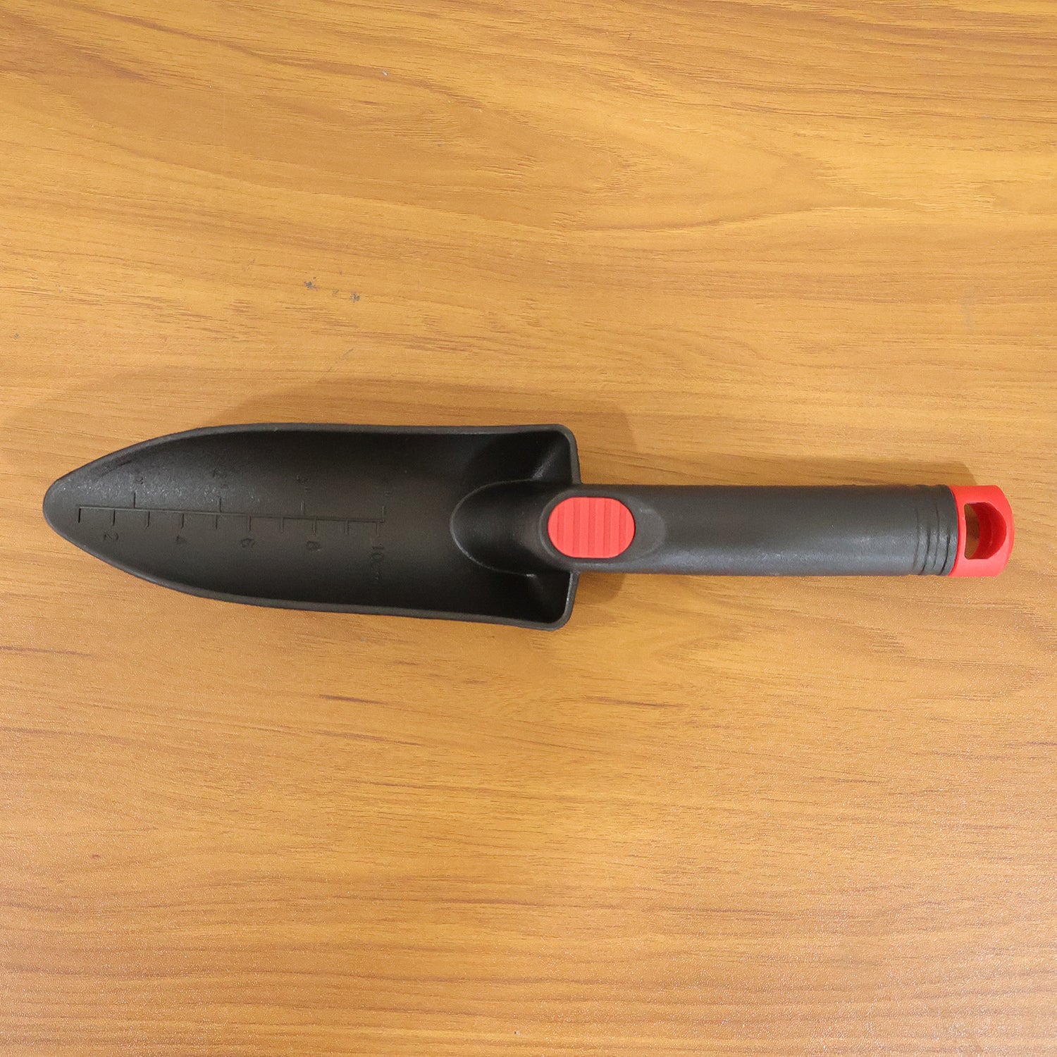 Hand garden trowel for soil preparation and planting