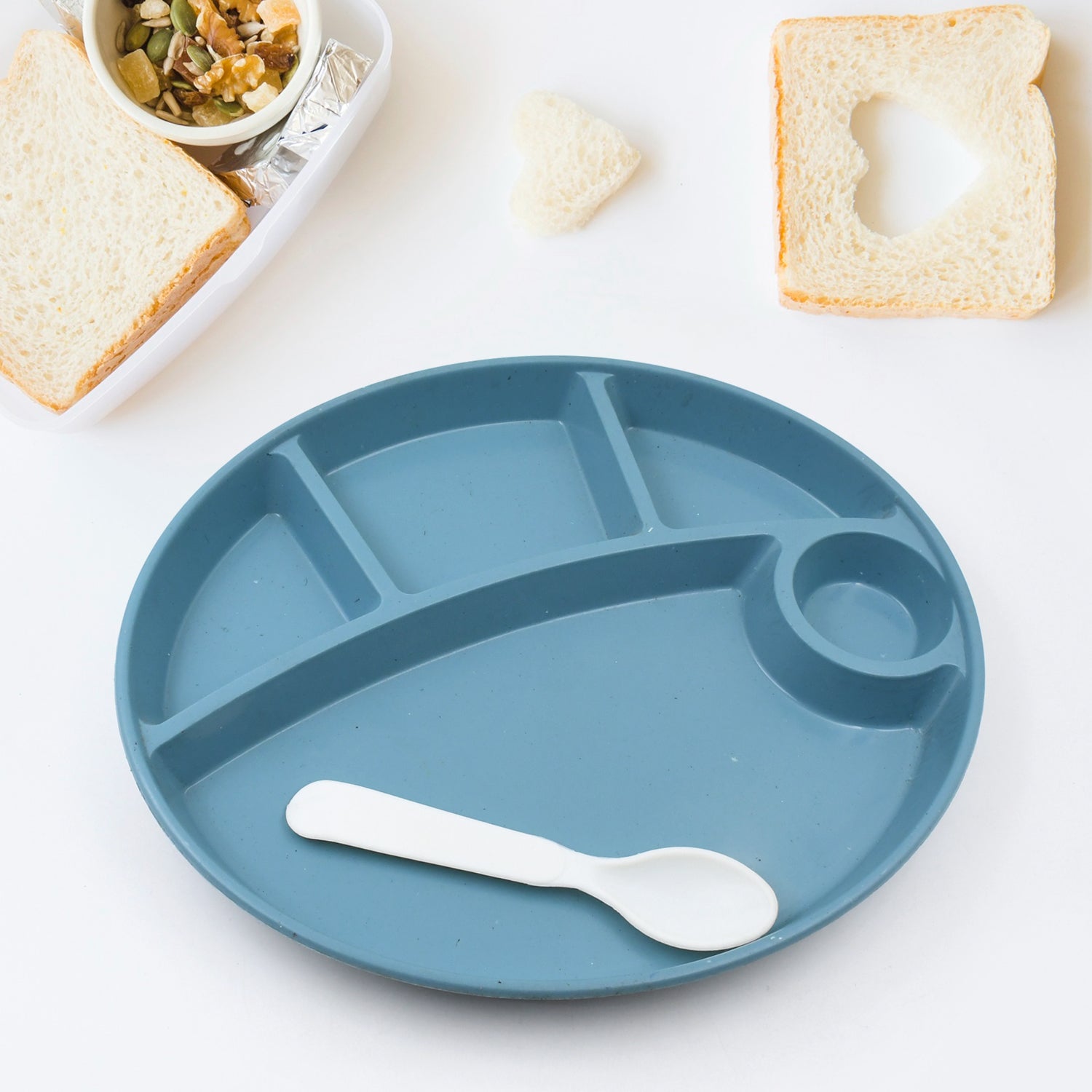 Lightweight biodegradable kids plate, perfect for picnics and outdoor meals.