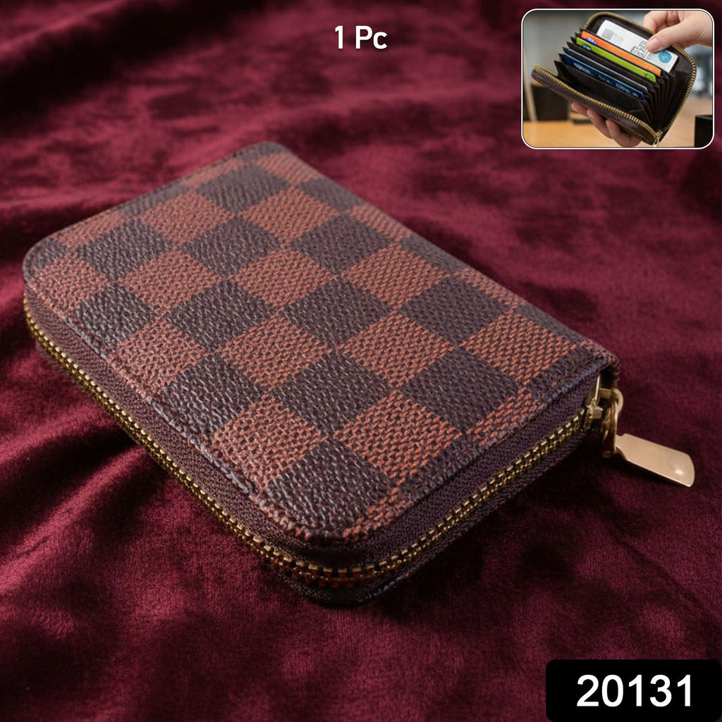 Detailed look at zip card holder wallet zipper closure