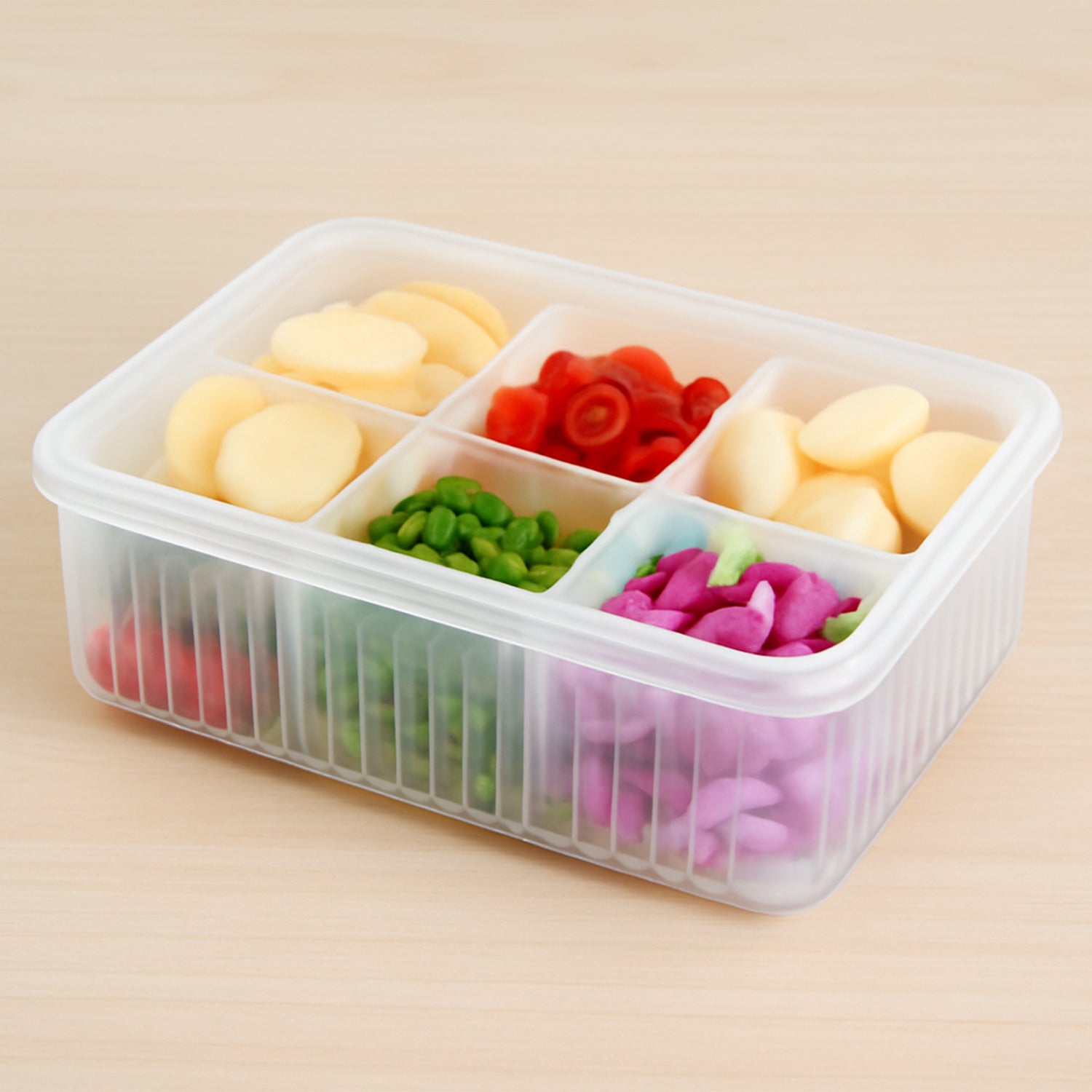 Clear plastic fridge storage box with a lid, perfect for organizing vegetables and food.