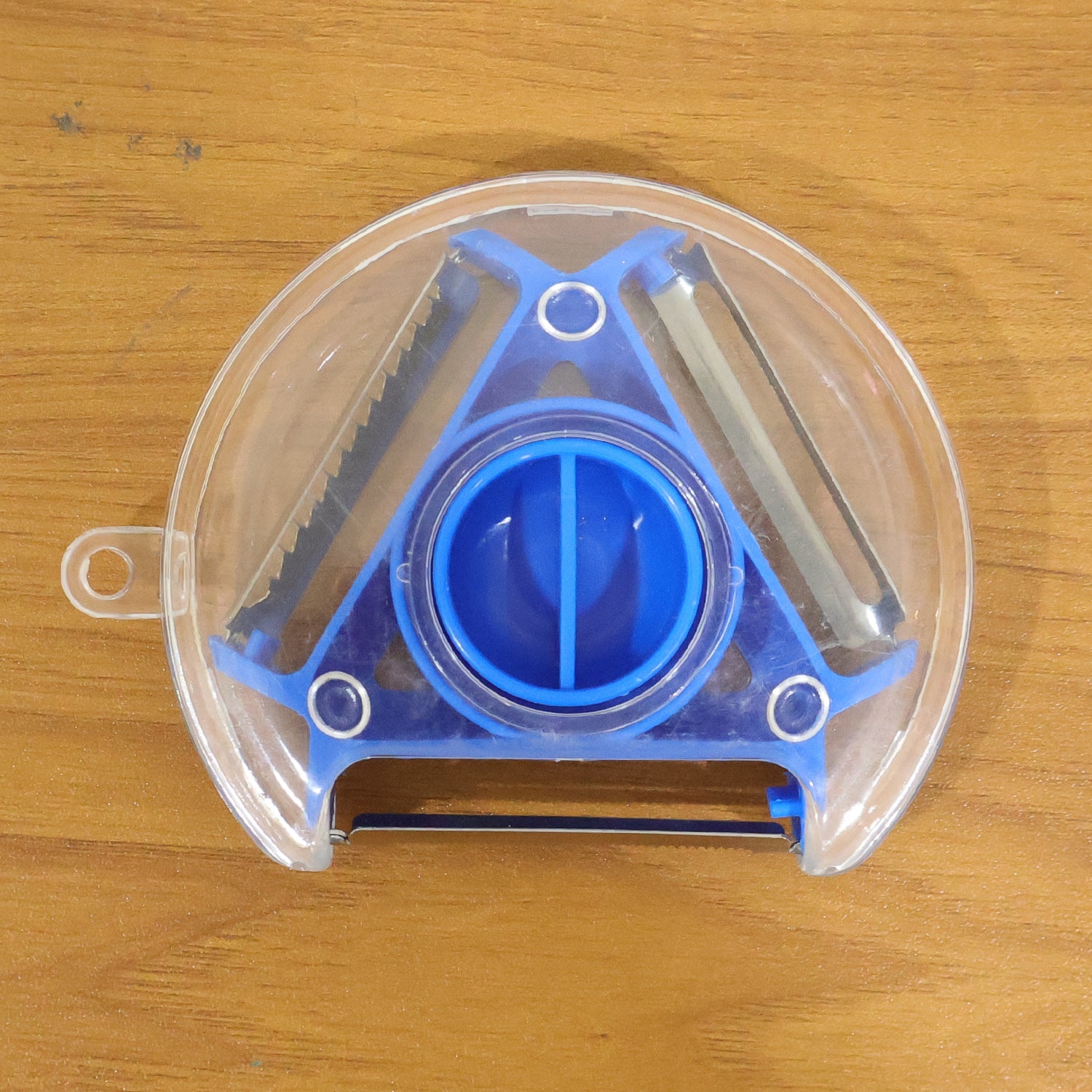 Compact kitchen vegetable peeler offering comfortable ergonomic grip