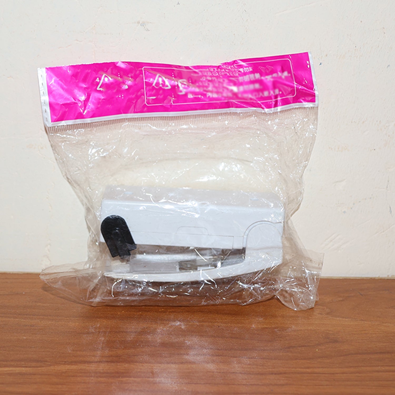 Compact mini heat sealer device for sealing plastic bags