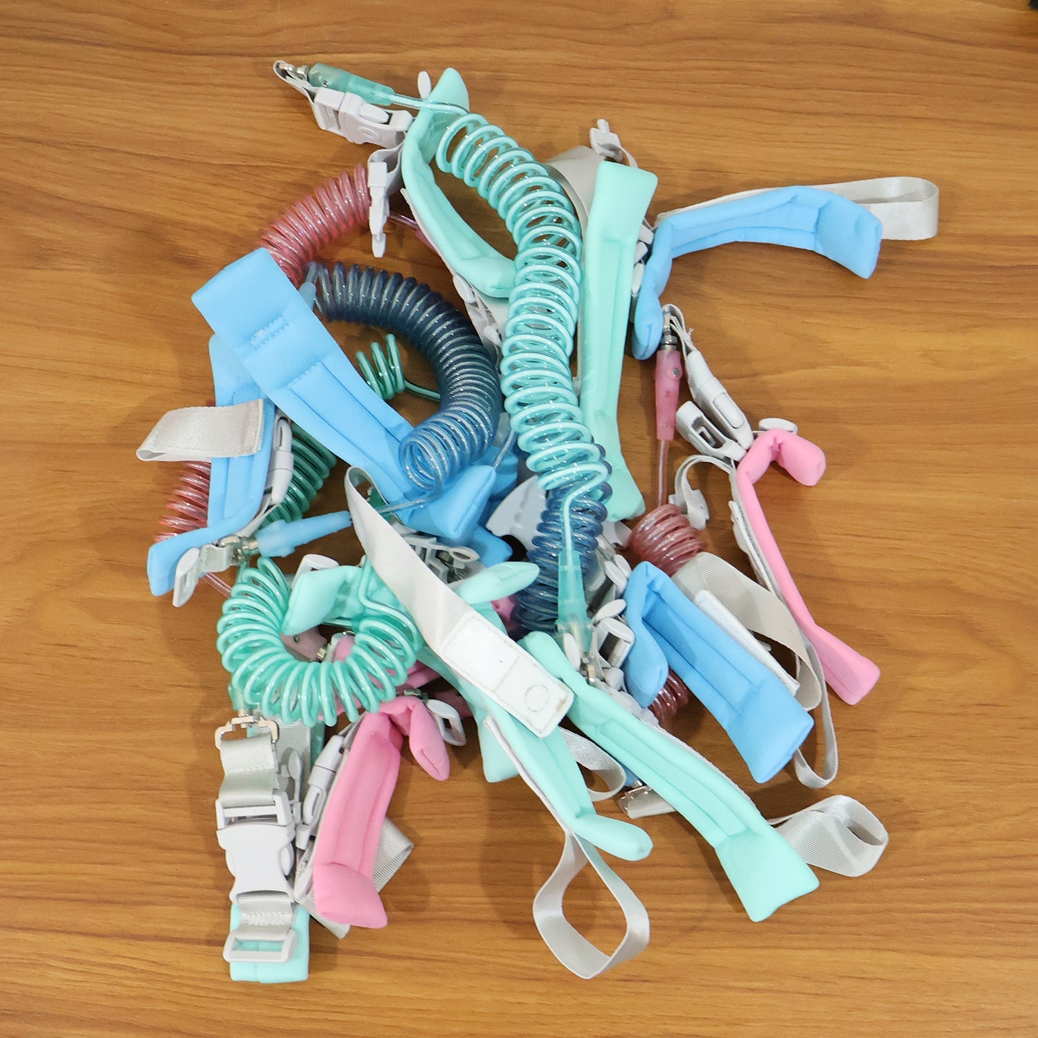 Toddler safety leash coiled strap with secure clip mechanism