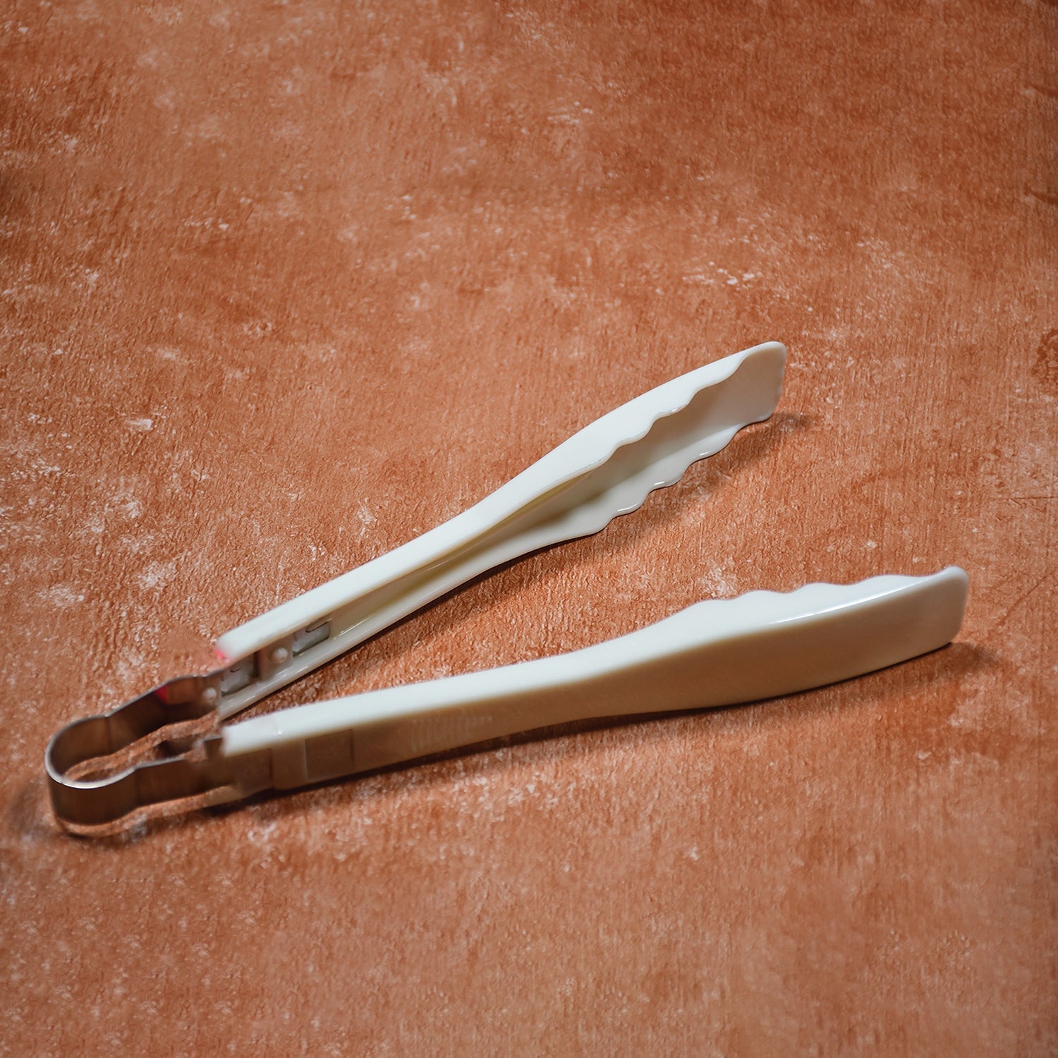 Close-up of the anti-slip plastic handle and bread clamps.
