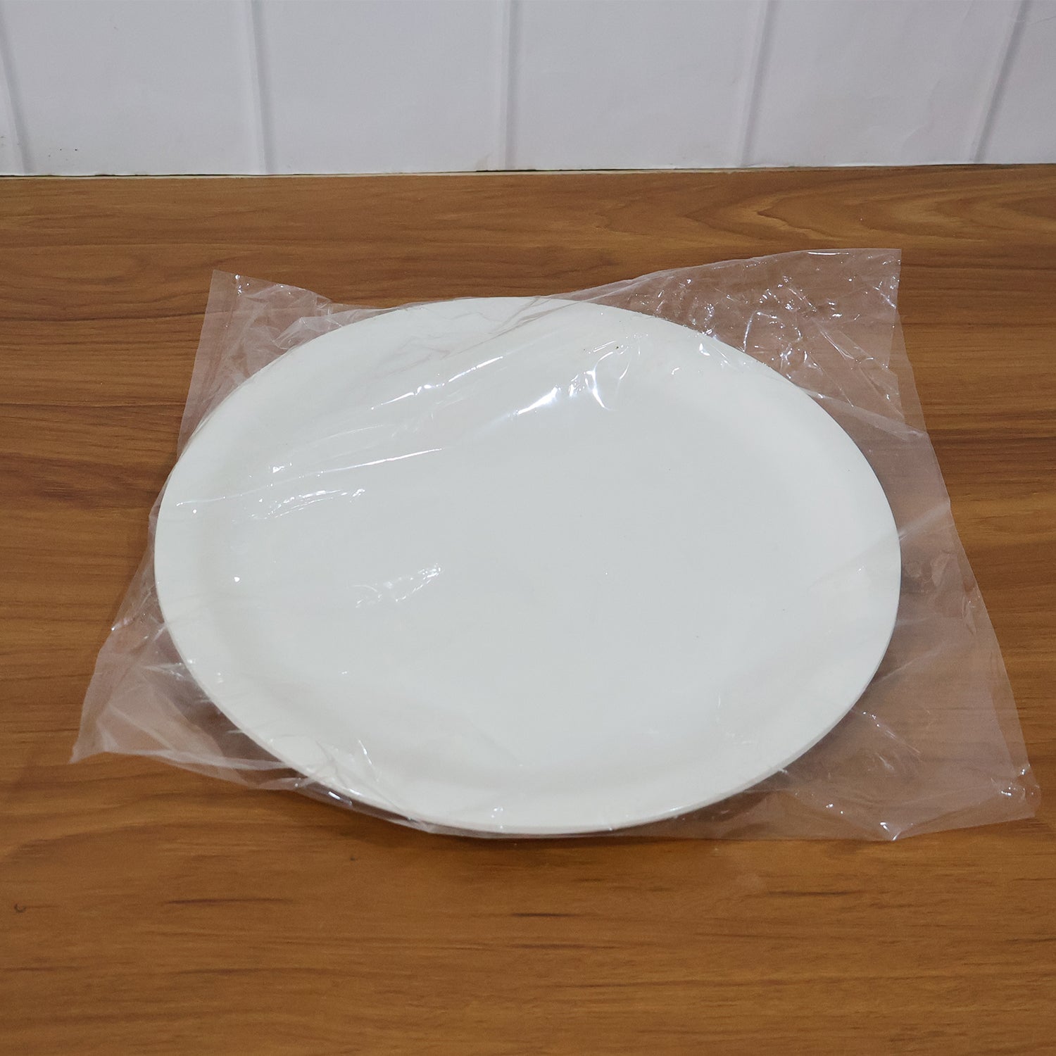 Heat-resistant melamine dinner plate with scratch resistant surface