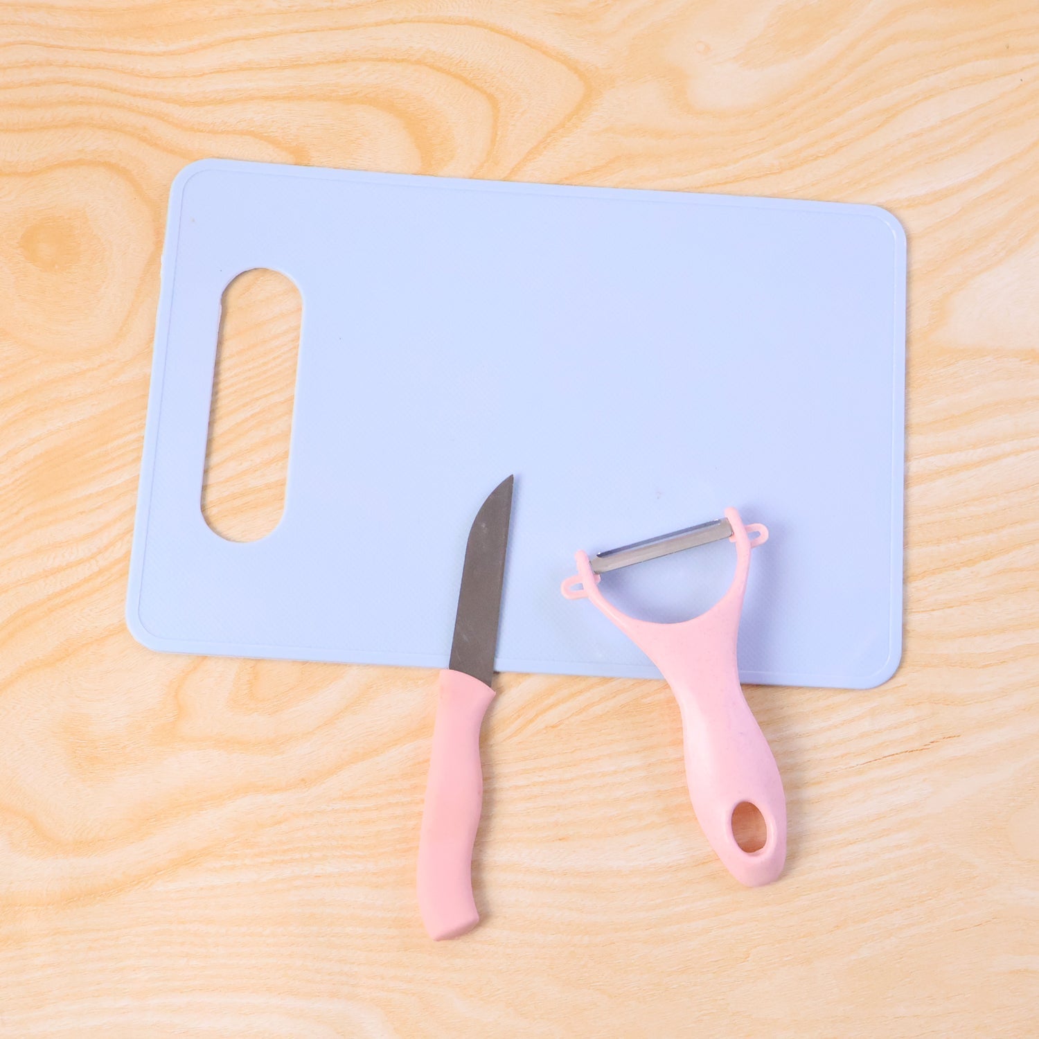 Close-up of peeler and paring knife in multipurpose fruit cutting set
